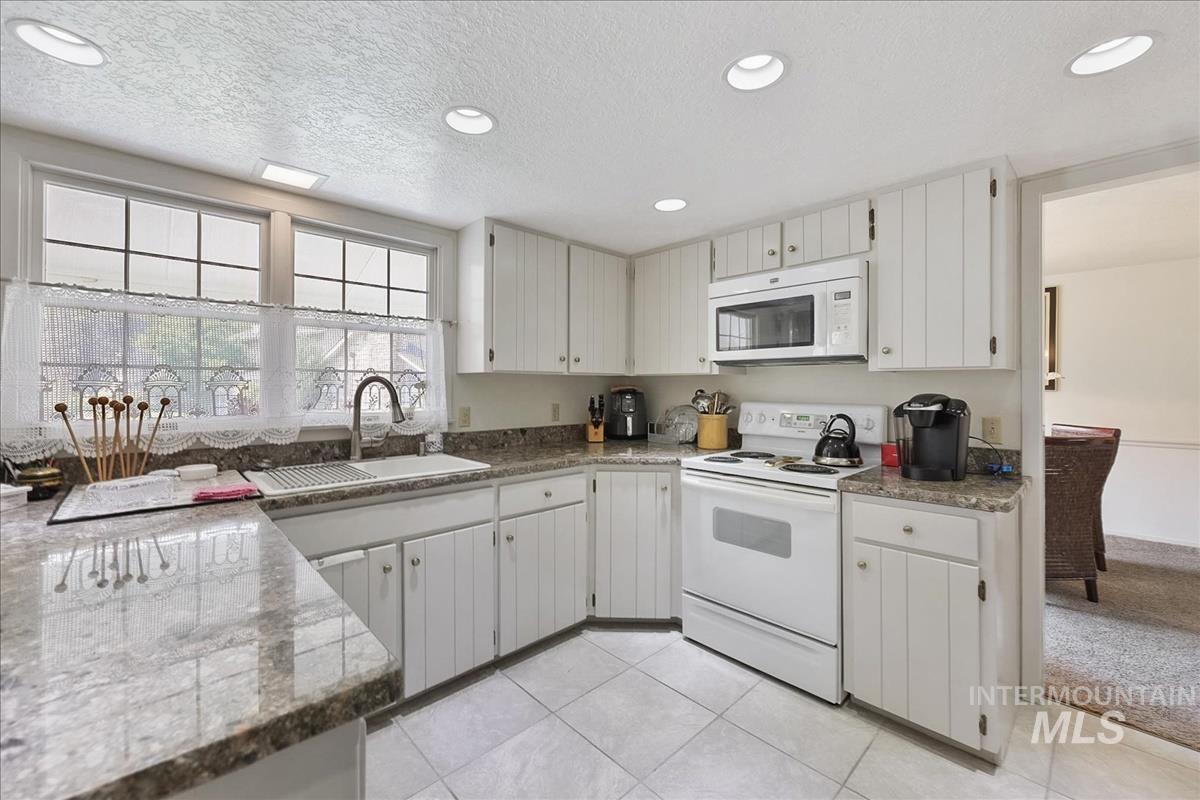 3063 S Lakewood Way, Boise, Idaho 83706, 3 Bedrooms, 2.5 Bathrooms, Residential For Sale, Price $550,000,MLS 98997074