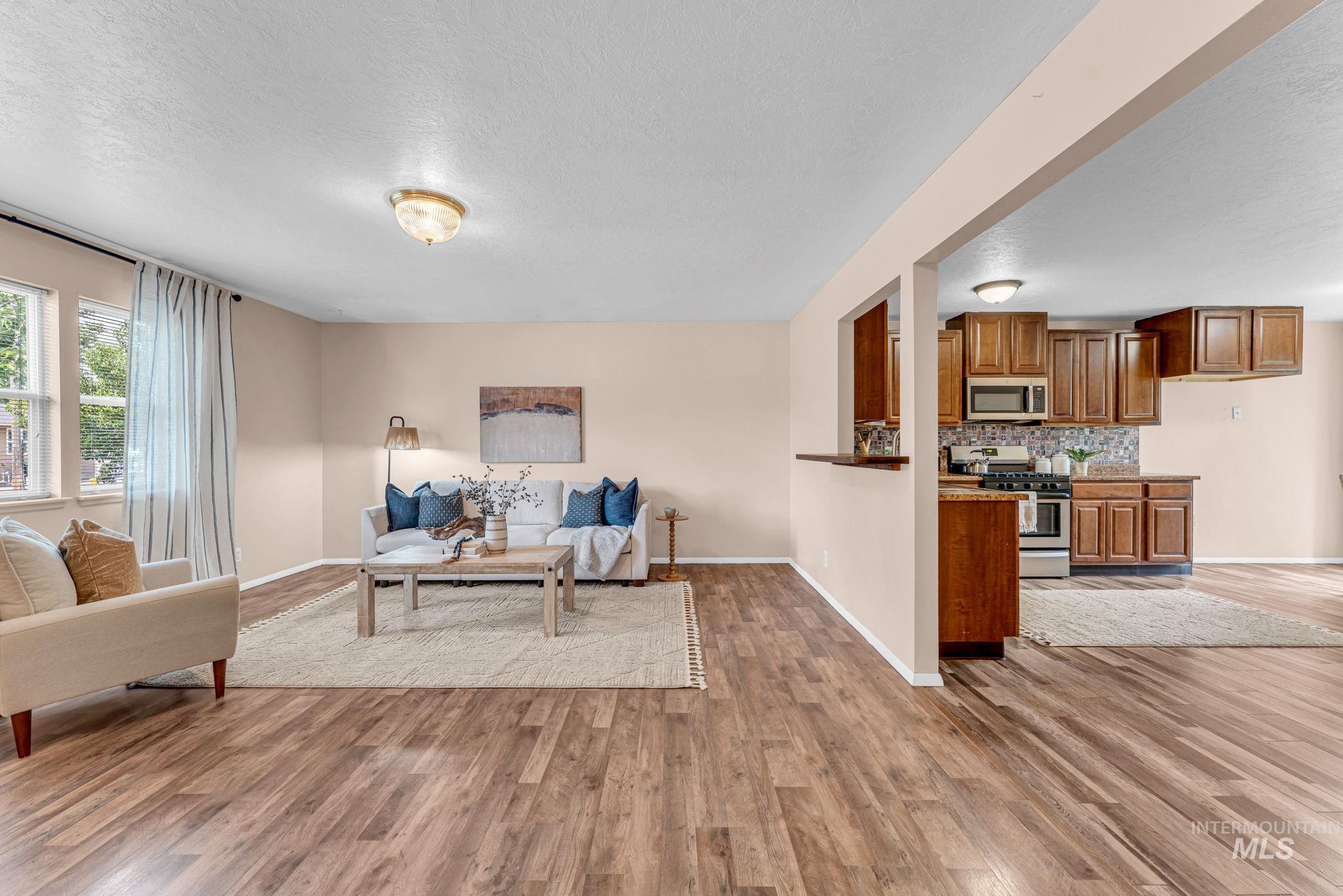 246 Avenida Del Rio Dr, Twin Falls, Idaho 83301, 3 Bedrooms, 2 Bathrooms, Residential For Sale, Price $359,000,MLS 98997076