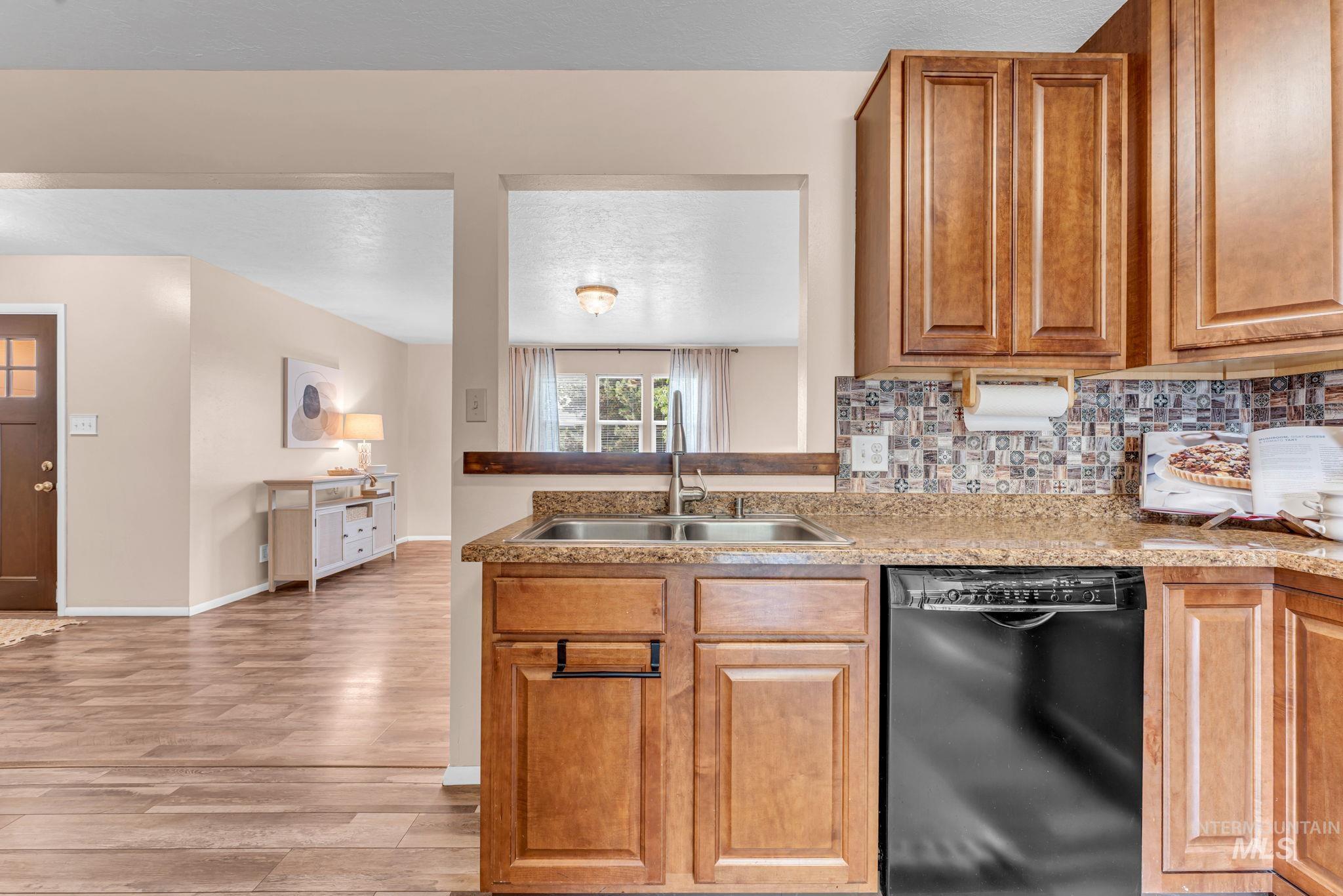 246 Avenida Del Rio Dr, Twin Falls, Idaho 83301, 3 Bedrooms, 2 Bathrooms, Residential For Sale, Price $359,000,MLS 98997076