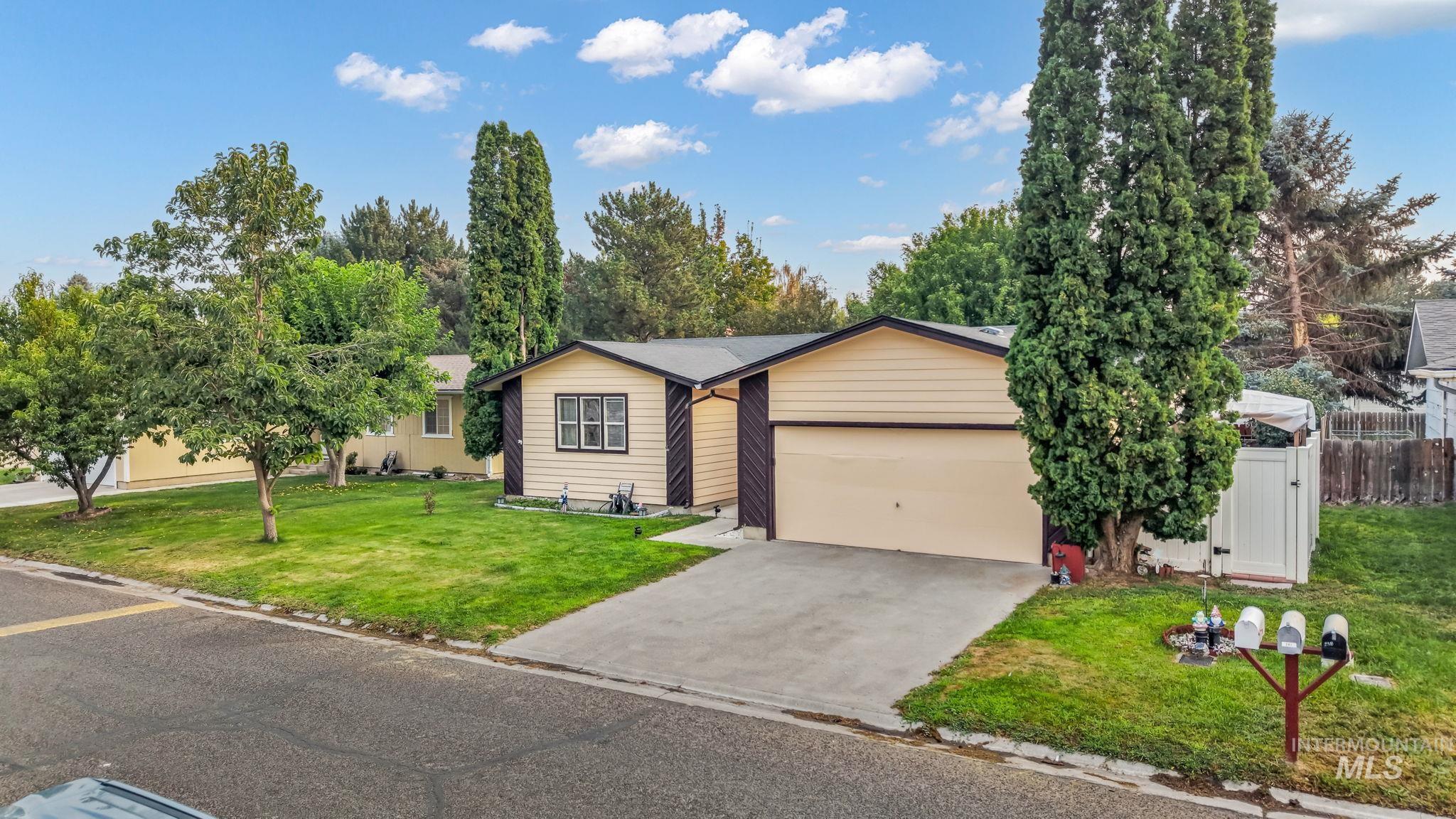 246 Avenida Del Rio Dr, Twin Falls, Idaho 83301, 3 Bedrooms, 2 Bathrooms, Residential For Sale, Price $359,000,MLS 98997076