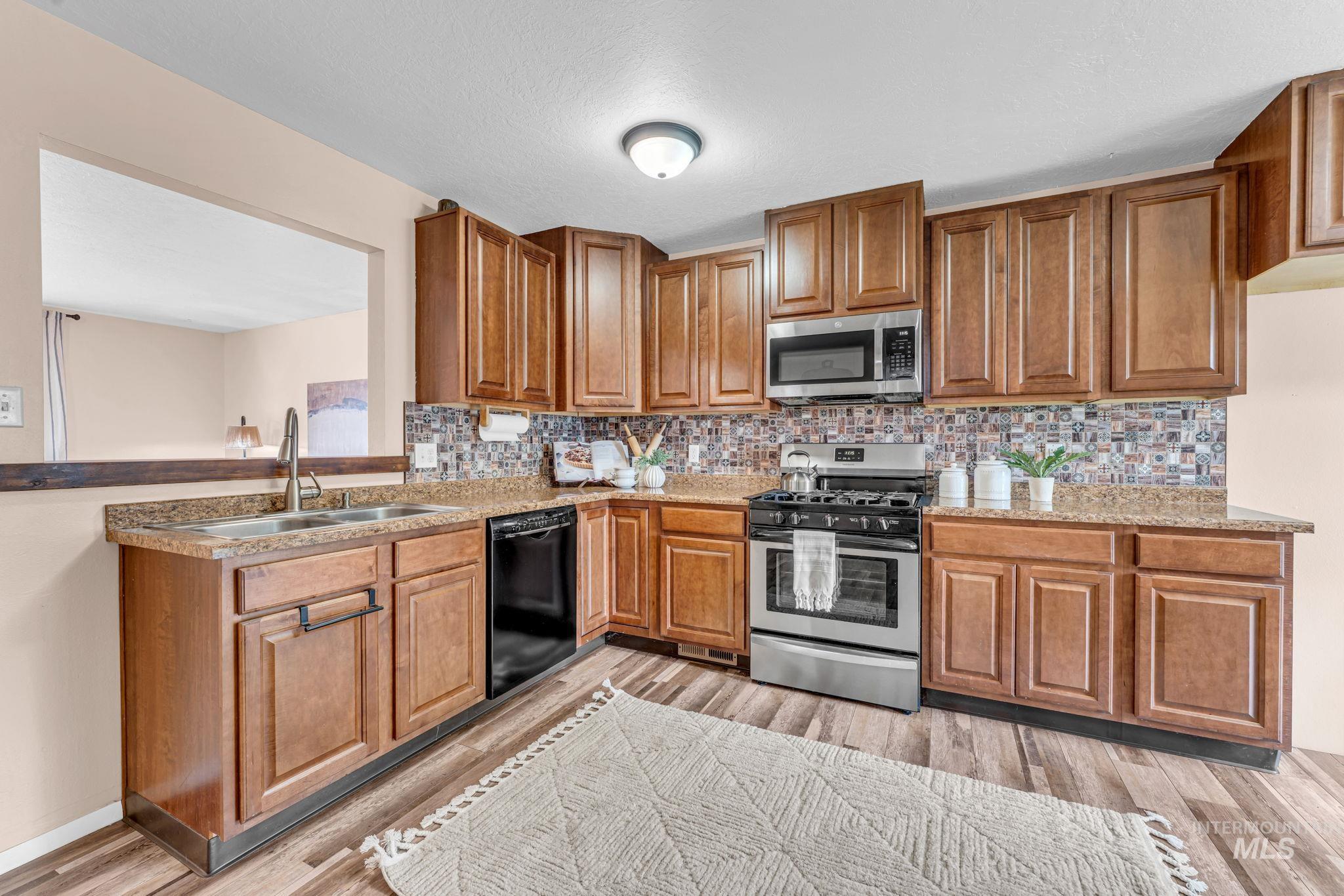246 Avenida Del Rio Dr, Twin Falls, Idaho 83301, 3 Bedrooms, 2 Bathrooms, Residential For Sale, Price $359,000,MLS 98997076