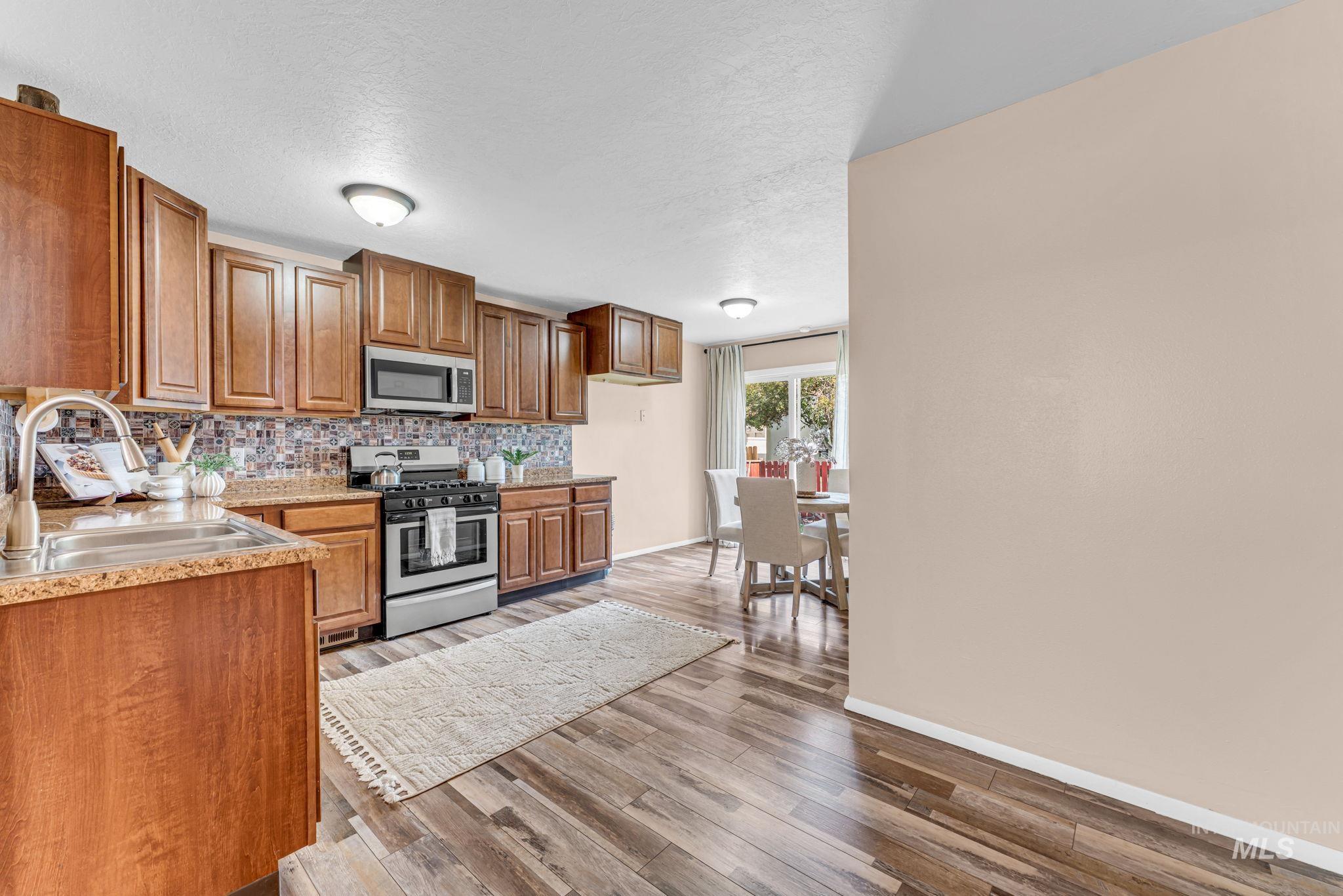 246 Avenida Del Rio Dr, Twin Falls, Idaho 83301, 3 Bedrooms, 2 Bathrooms, Residential For Sale, Price $359,000,MLS 98997076