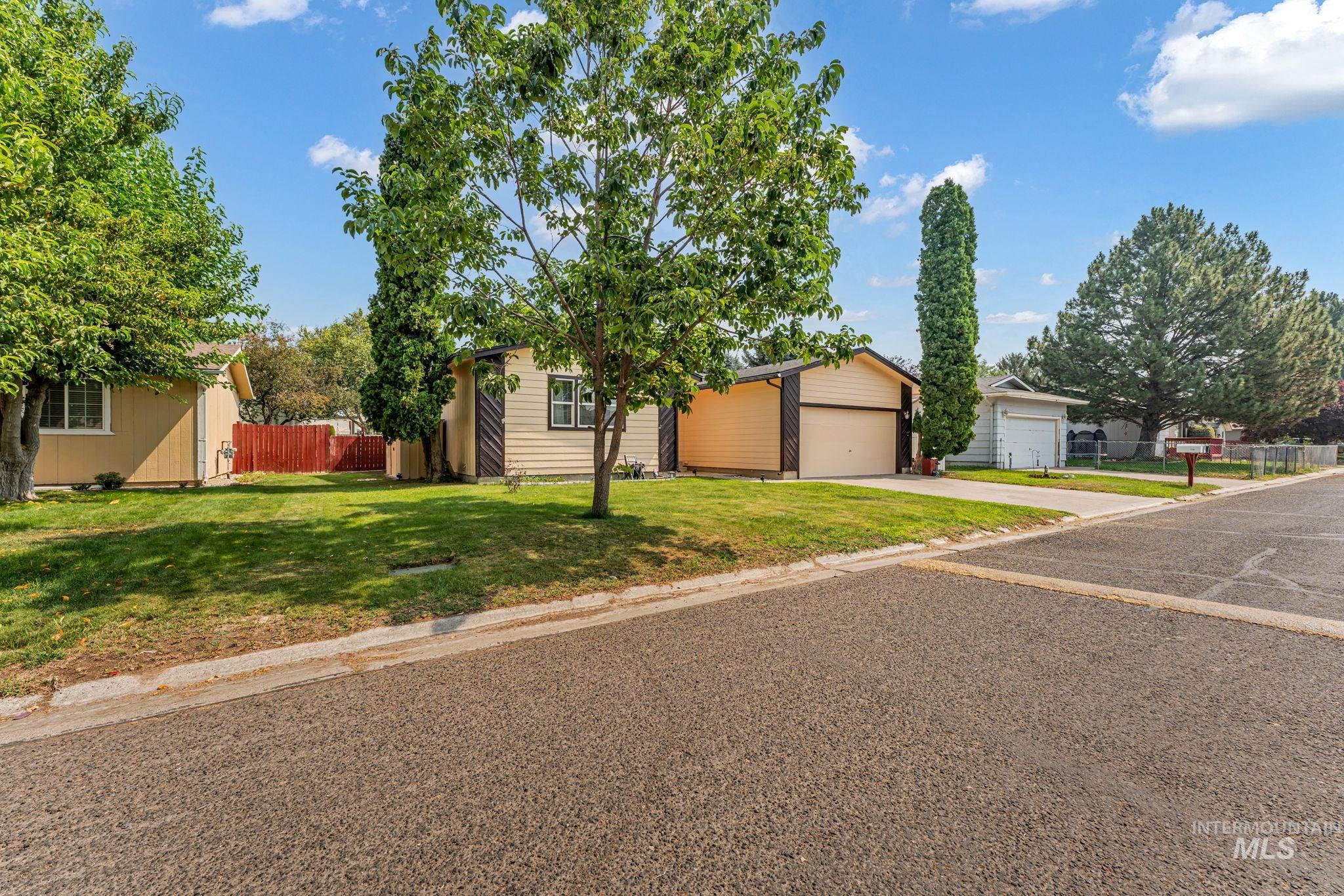 246 Avenida Del Rio Dr, Twin Falls, Idaho 83301, 3 Bedrooms, 2 Bathrooms, Residential For Sale, Price $359,000,MLS 98997076