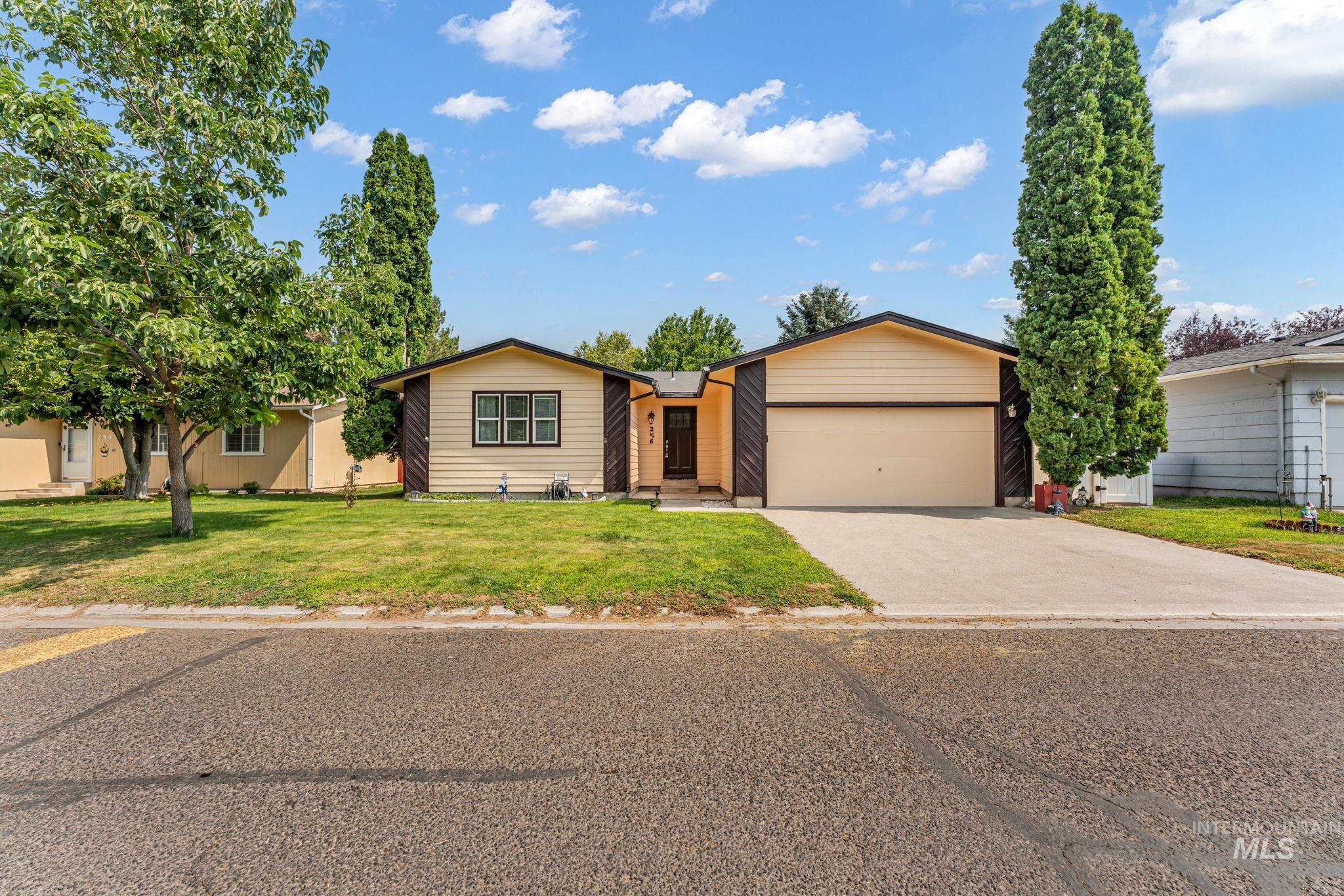 246 Avenida Del Rio Dr, Twin Falls, Idaho 83301, 3 Bedrooms, 2 Bathrooms, Residential For Sale, Price $359,000,MLS 98997076
