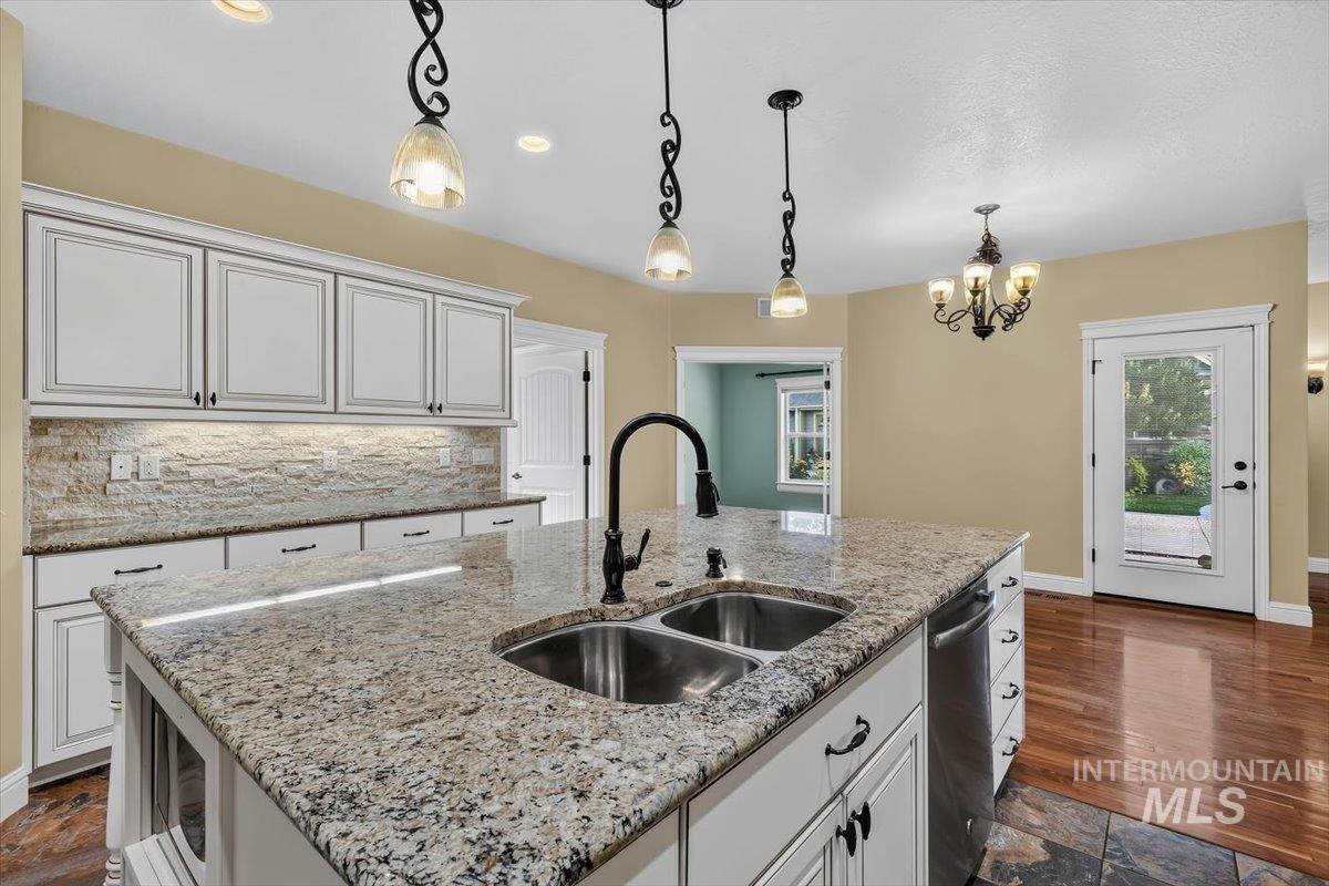 654 S Whisperwood way, Boise, Idaho 83709, 3 Bedrooms, 3 Bathrooms, Residential For Sale, Price $609,999,MLS 98997085
