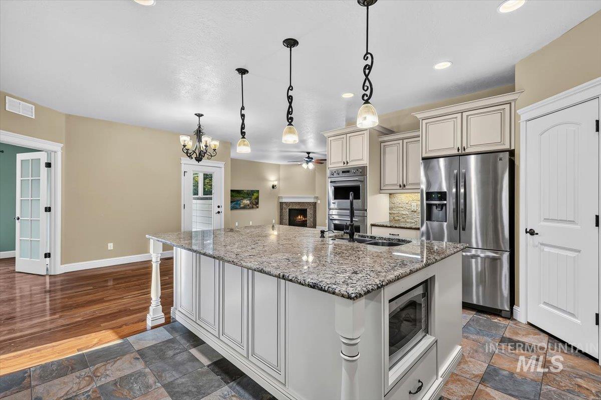 654 S Whisperwood way, Boise, Idaho 83709, 3 Bedrooms, 3 Bathrooms, Residential For Sale, Price $609,999,MLS 98997085