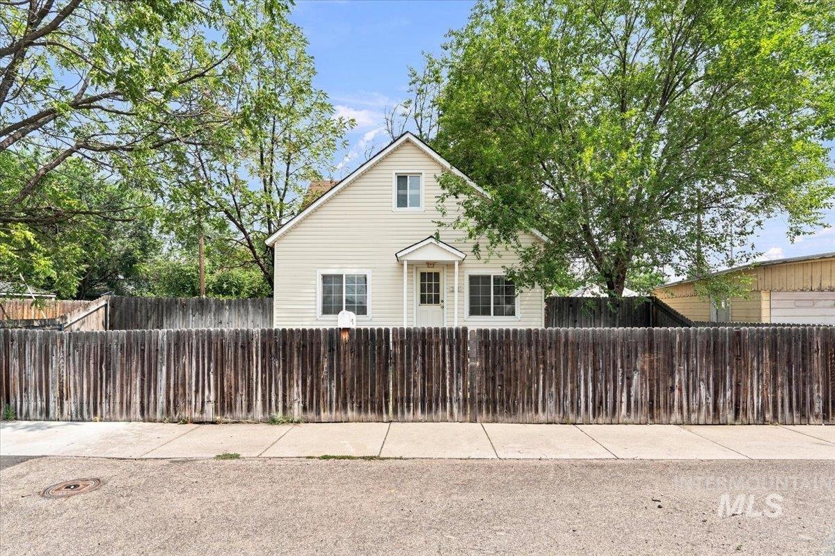 212 NE 2nd St, Meridian, Idaho 83642, 2 Bedrooms, 1 Bathroom, Residential For Sale, Price $289,500,MLS 98997096