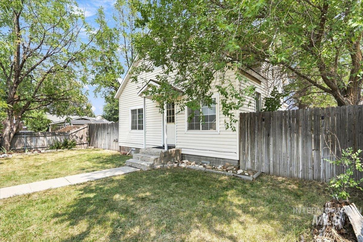 212 NE 2nd St, Meridian, Idaho 83642, 2 Bedrooms, 1 Bathroom, Residential For Sale, Price $289,500,MLS 98997096