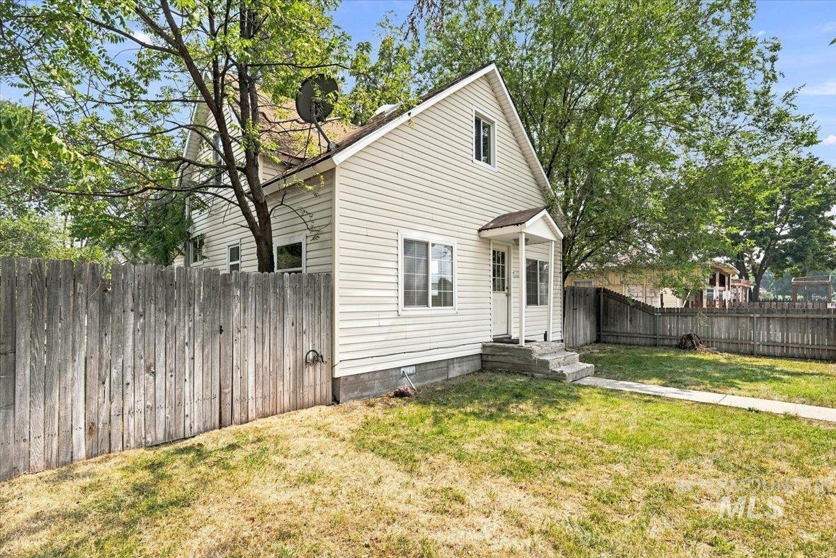 212 NE 2nd St, Meridian, Idaho 83642, 2 Bedrooms, 1 Bathroom, Residential For Sale, Price $289,500,MLS 98997096