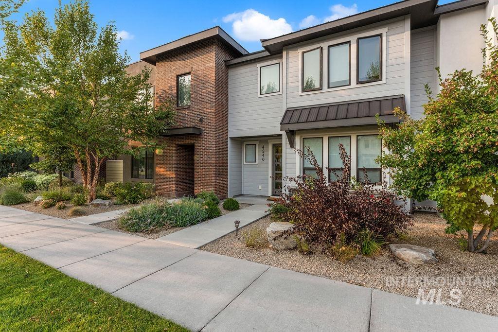 4240 E Parkcenter Blvd., Boise, Idaho 83716, 3 Bedrooms, 2.5 Bathrooms, Residential For Sale, Price $695,000,MLS 98997099