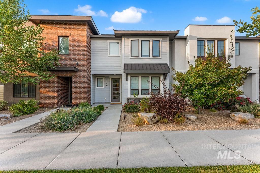 4240 E Parkcenter Blvd., Boise, Idaho 83716, 3 Bedrooms, 2.5 Bathrooms, Residential For Sale, Price $695,000,MLS 98997099