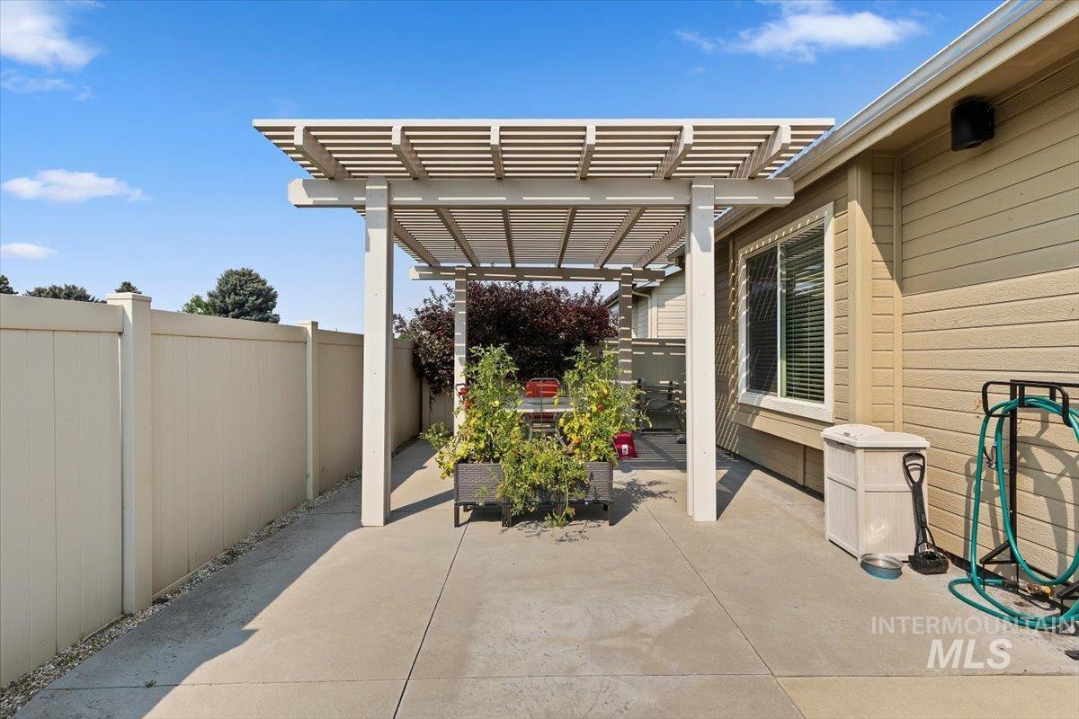2227 S Blackspur Way, Meridian, Idaho 83642, 2 Bedrooms, 2 Bathrooms, Residential For Sale, Price $395,000,MLS 98997111