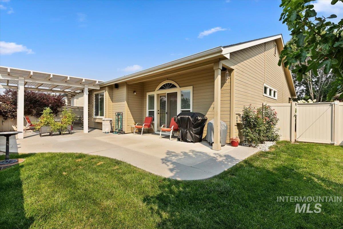 2227 S Blackspur Way, Meridian, Idaho 83642, 2 Bedrooms, 2 Bathrooms, Residential For Sale, Price $395,000,MLS 98997111