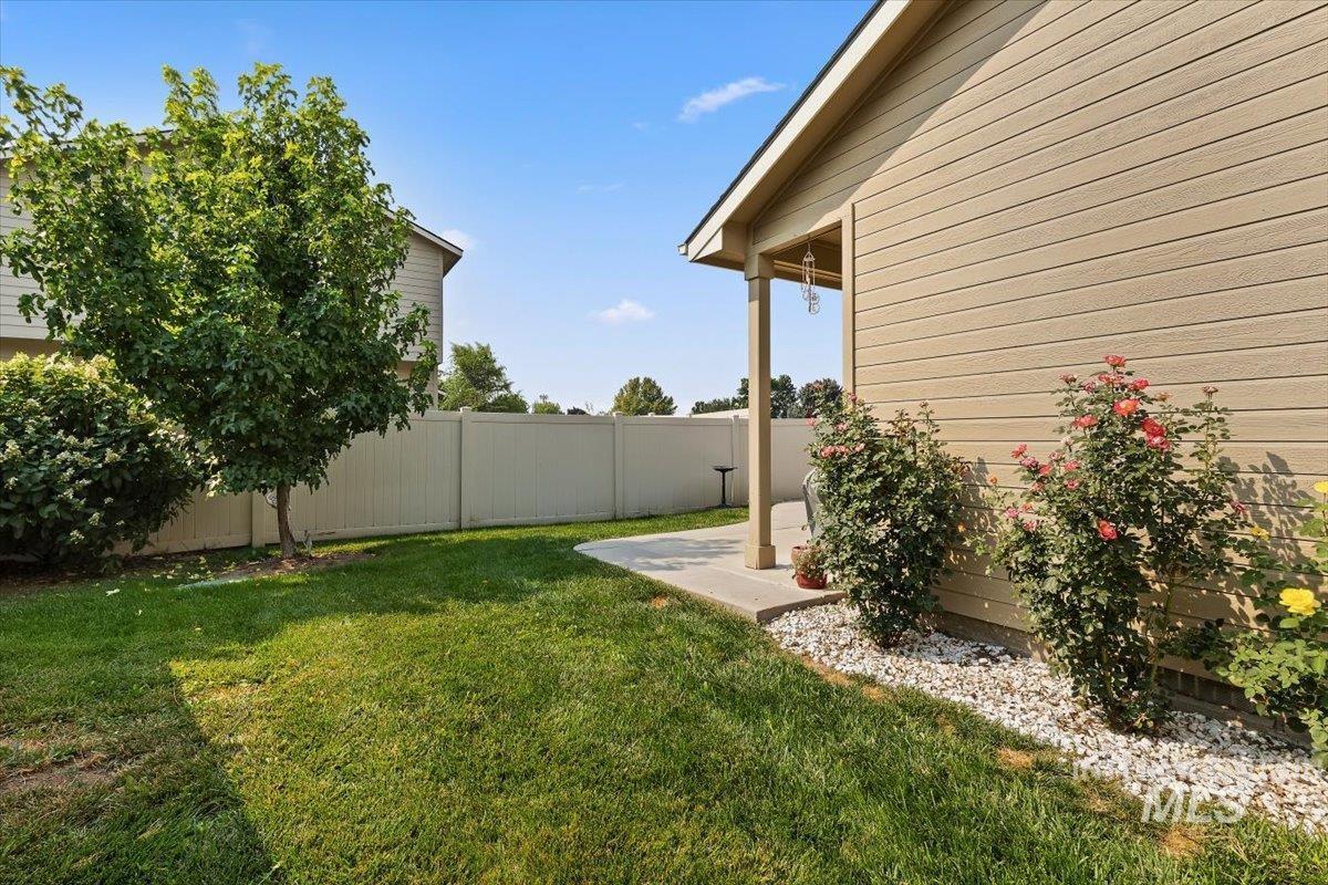 2227 S Blackspur Way, Meridian, Idaho 83642, 2 Bedrooms, 2 Bathrooms, Residential For Sale, Price $395,000,MLS 98997111