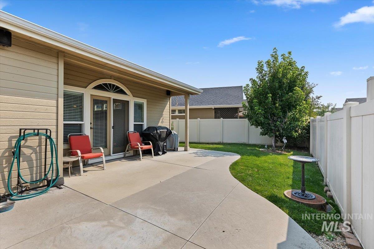 2227 S Blackspur Way, Meridian, Idaho 83642, 2 Bedrooms, 2 Bathrooms, Residential For Sale, Price $395,000,MLS 98997111