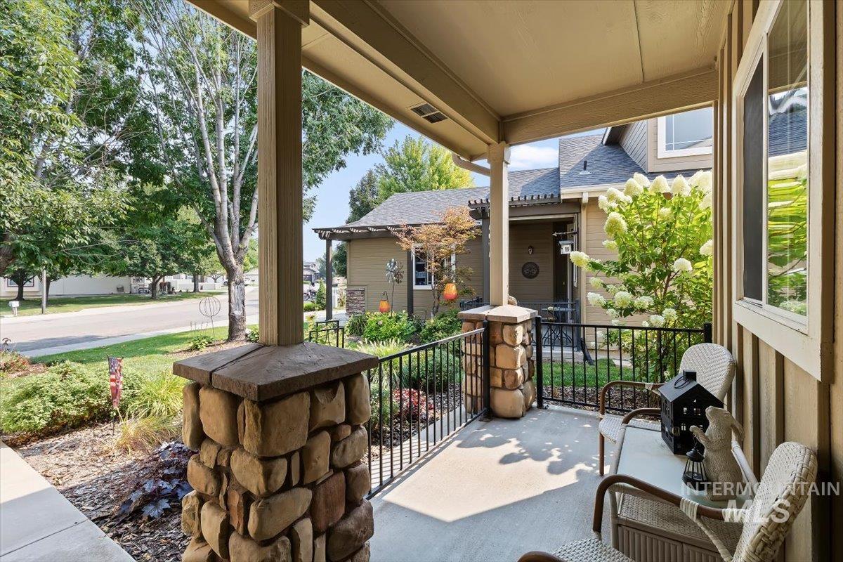 2227 S Blackspur Way, Meridian, Idaho 83642, 2 Bedrooms, 2 Bathrooms, Residential For Sale, Price $395,000,MLS 98997111