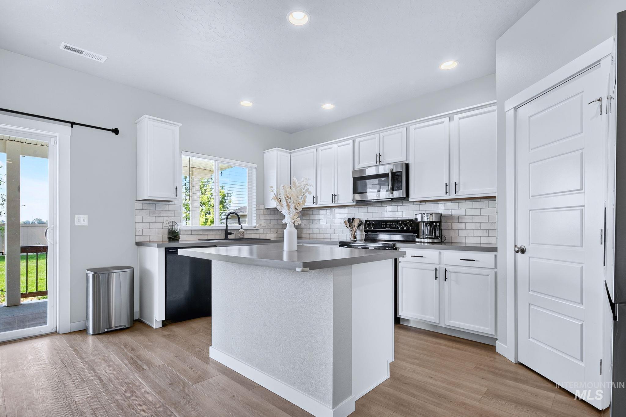 17215 N Wingtip Way, Nampa, Idaho 83687, 3 Bedrooms, 2.5 Bathrooms, Residential For Sale, Price $475,000,MLS 98997124