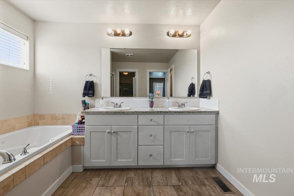 1929 W Crenshaw St, Kuna, Idaho 83634, 5 Bedrooms, 2.5 Bathrooms, Residential For Sale, Price $585,000,MLS 98997128