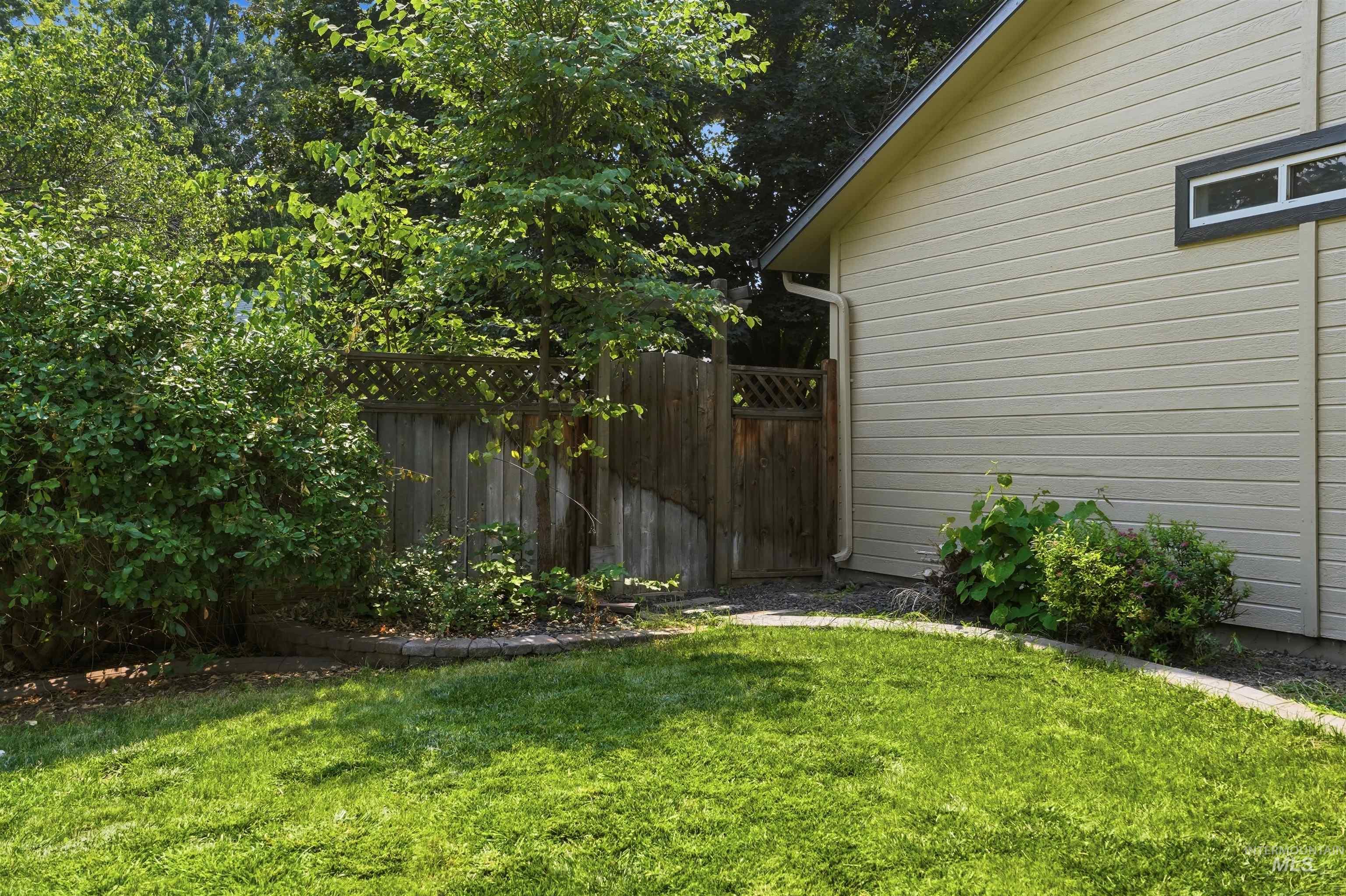 10045 W Lupine St, Boise, Idaho 83704, 3 Bedrooms, 2 Bathrooms, Residential For Sale, Price $424,900,MLS 98997129