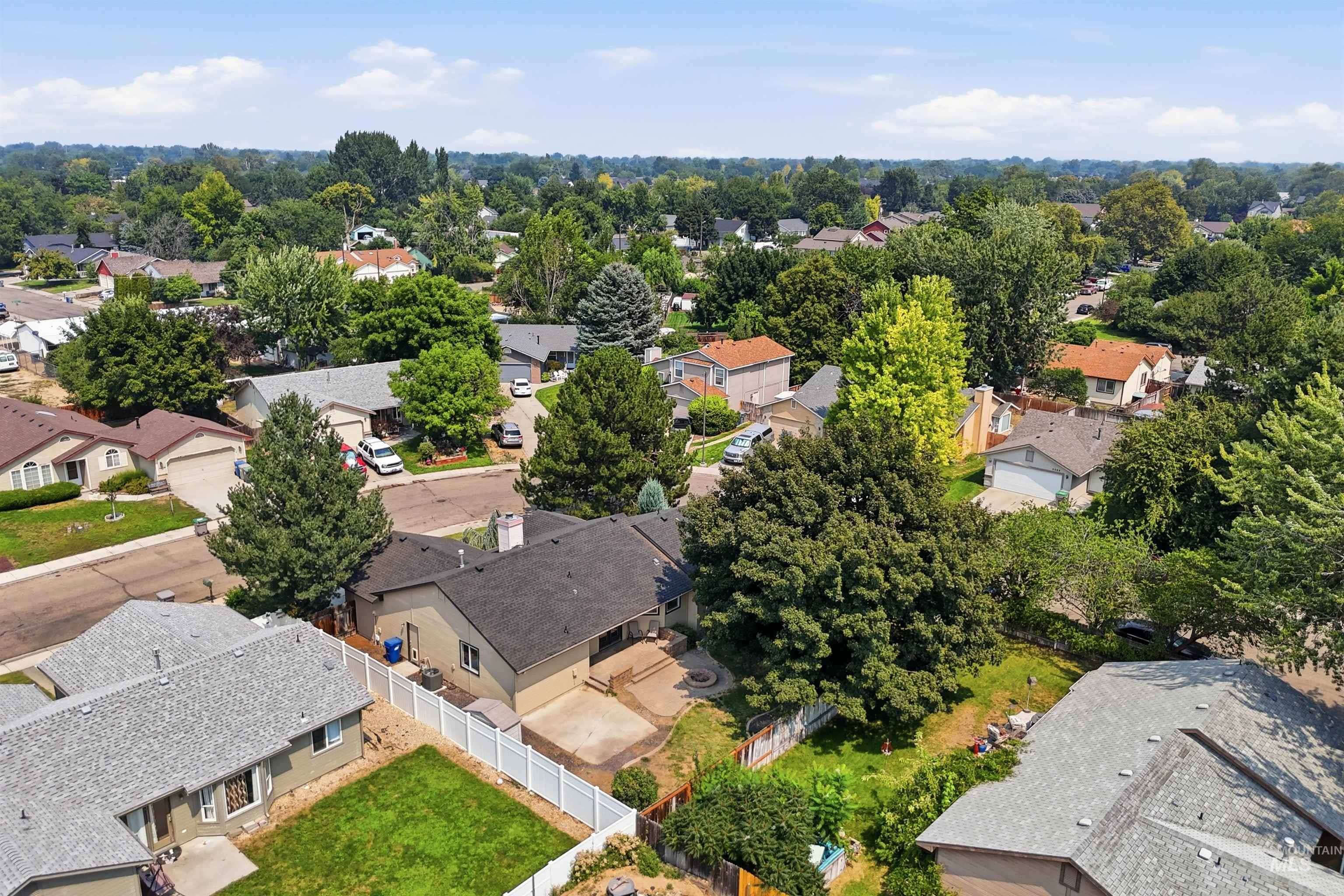 10045 W Lupine St, Boise, Idaho 83704, 3 Bedrooms, 2 Bathrooms, Residential For Sale, Price $424,900,MLS 98997129