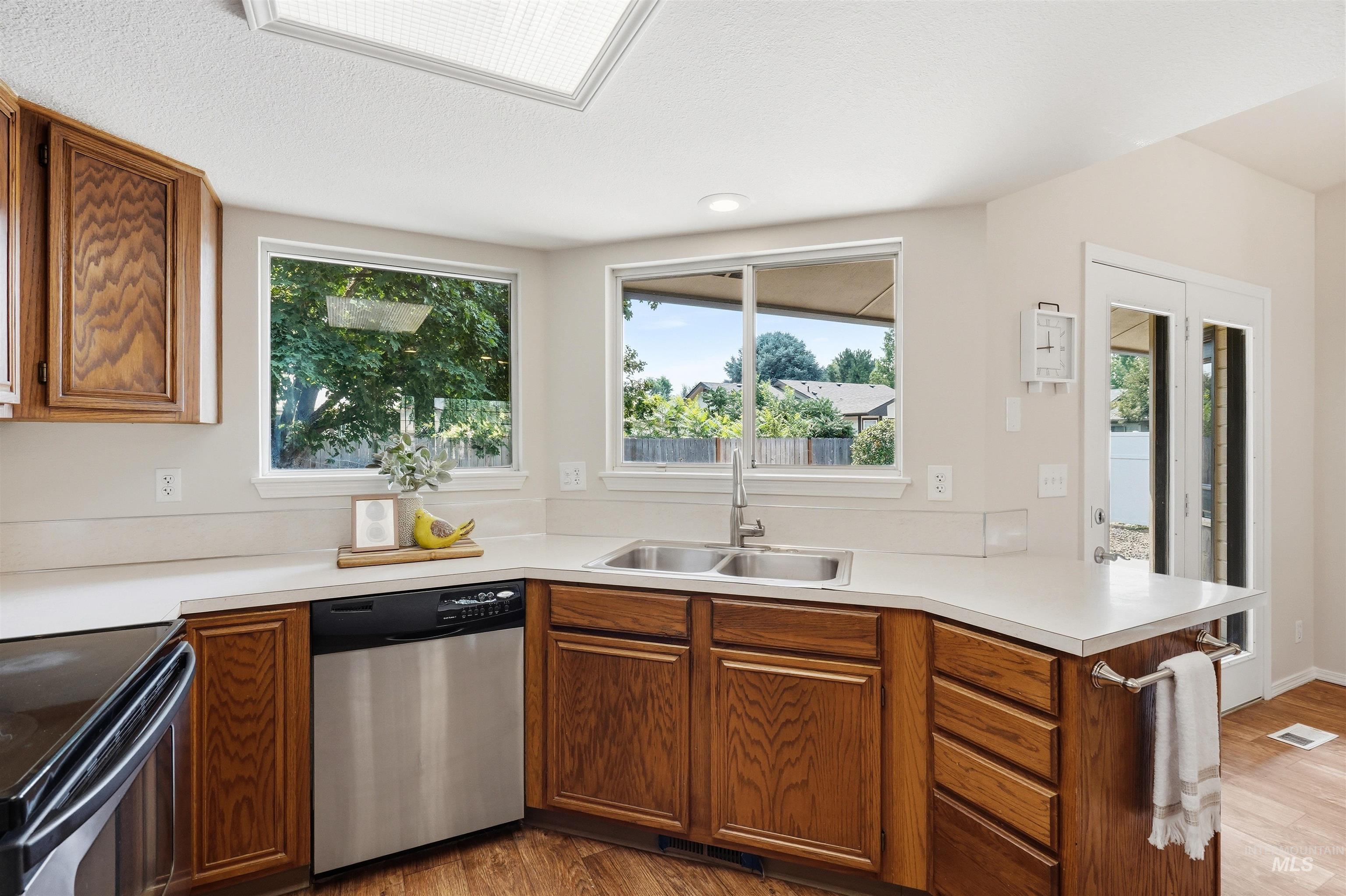 10045 W Lupine St, Boise, Idaho 83704, 3 Bedrooms, 2 Bathrooms, Residential For Sale, Price $424,900,MLS 98997129