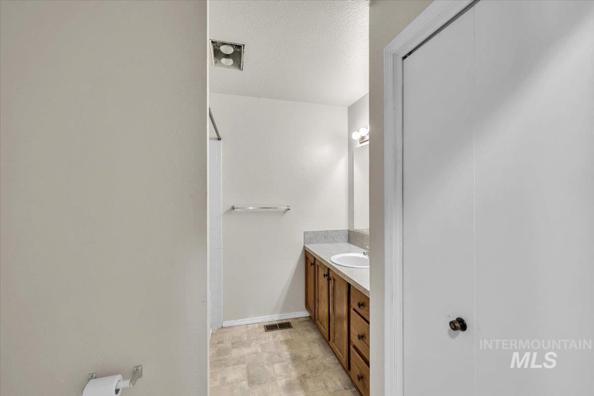 140 W 15th N, Mountain Home, Idaho 83647, 3 Bedrooms, 2 Bathrooms, Residential For Sale, Price $295,000,MLS 98997133