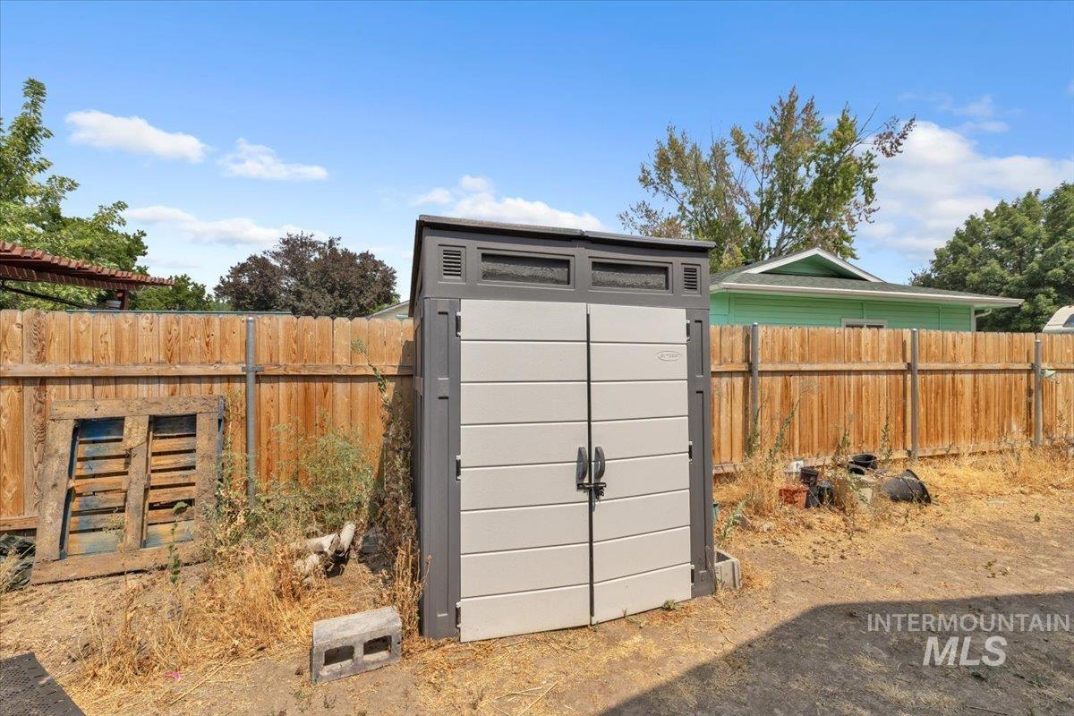 140 W 15th N, Mountain Home, Idaho 83647, 3 Bedrooms, 2 Bathrooms, Residential For Sale, Price $295,000,MLS 98997133