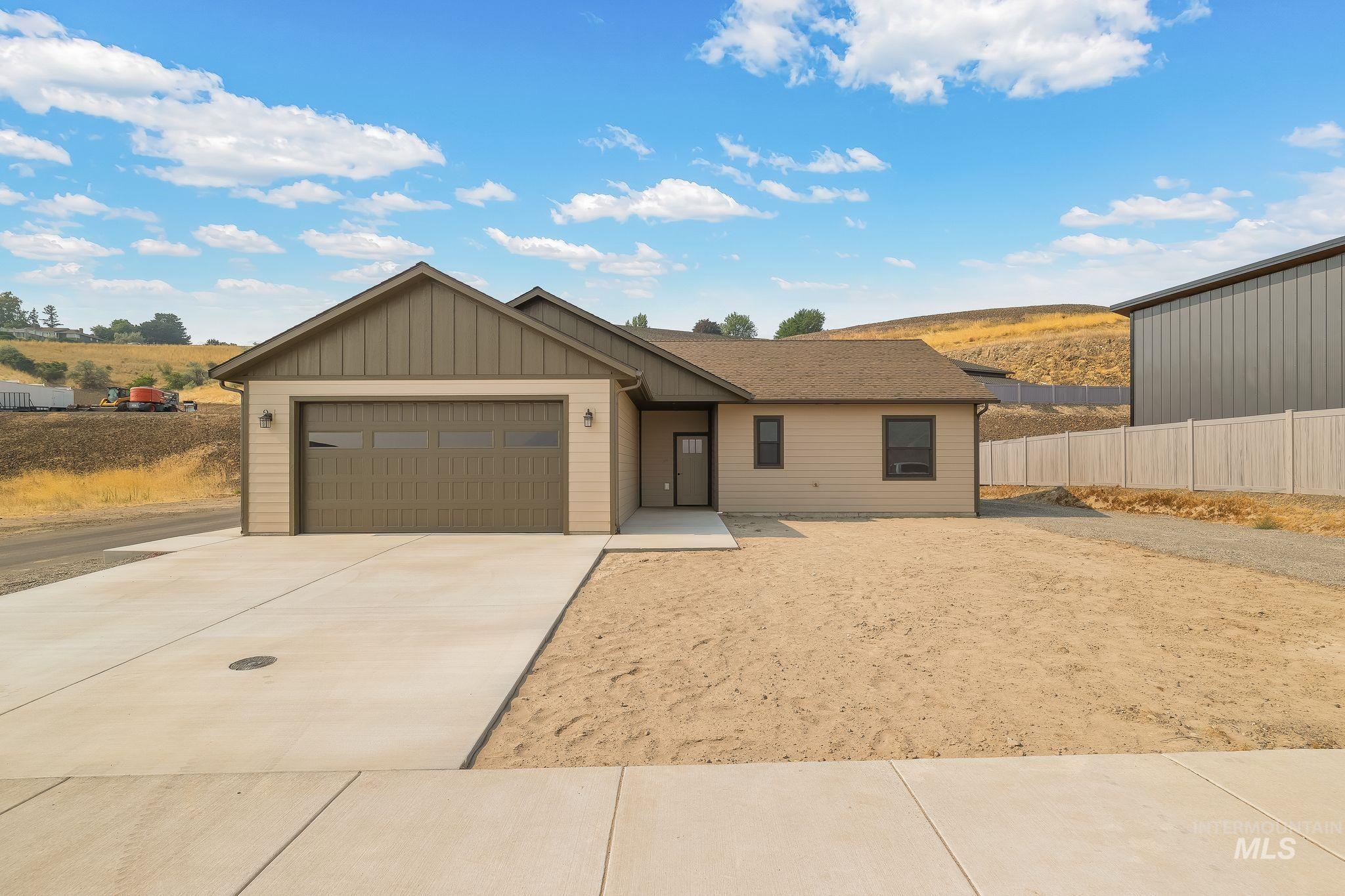 1685 Bennett Hill Drive, Clarkston, Washington 99403, 2 Bedrooms, 2 Bathrooms, Residential For Sale, Price $475,000,MLS 98997157
