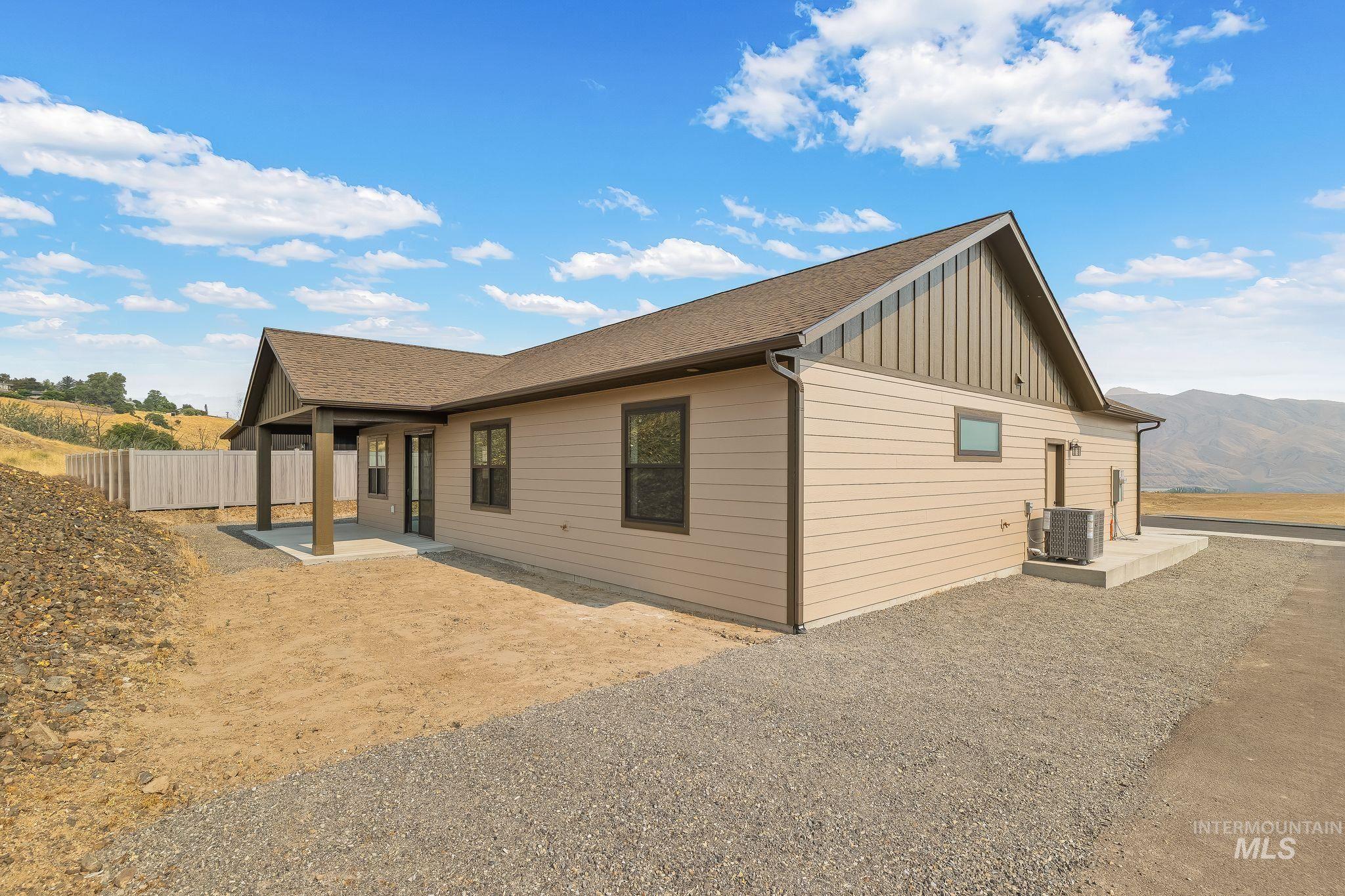 1685 Bennett Hill Drive, Clarkston, Washington 99403, 2 Bedrooms, 2 Bathrooms, Residential For Sale, Price $475,000,MLS 98997157