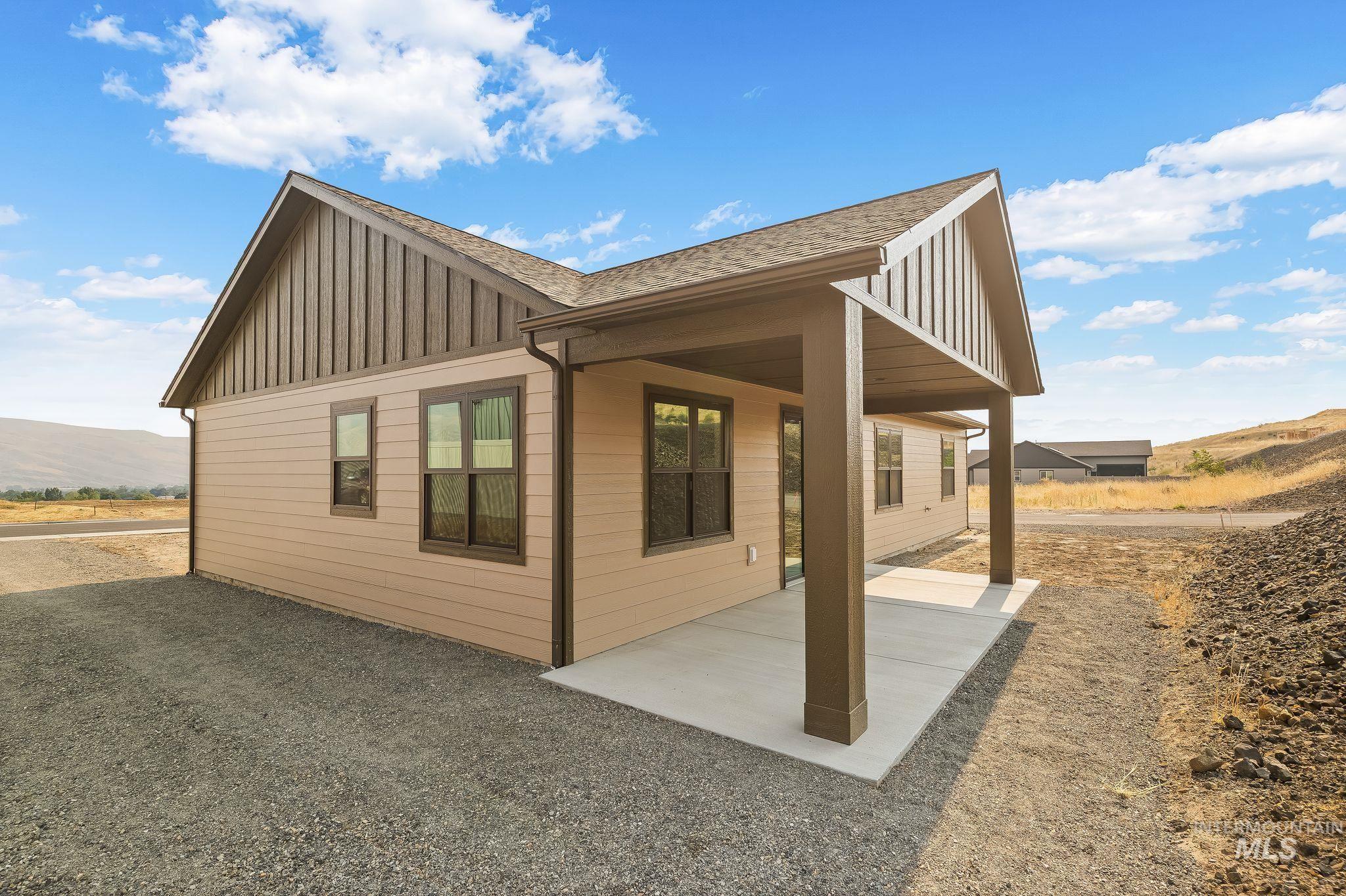 1685 Bennett Hill Drive, Clarkston, Washington 99403, 2 Bedrooms, 2 Bathrooms, Residential For Sale, Price $475,000,MLS 98997157