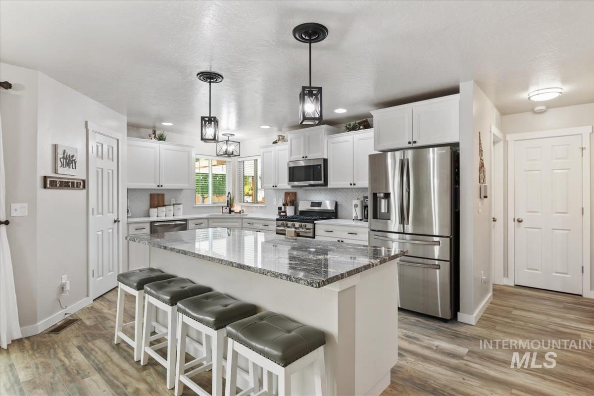 2563 N Honeysuckle Way, Kuna, Idaho 83634, 5 Bedrooms, 2.5 Bathrooms, Residential For Sale, Price $610,000,MLS 98997159
