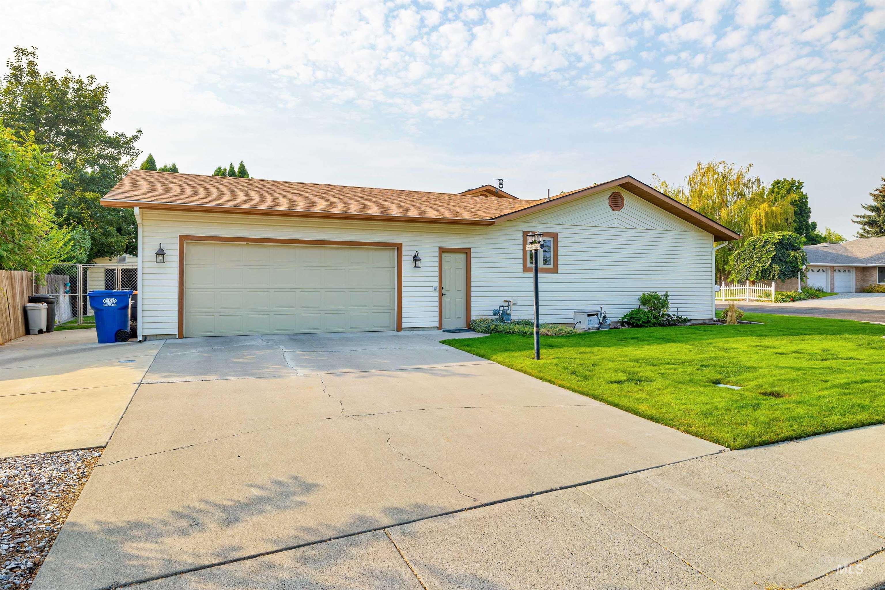 2271 Sherwood Dr., Twin Falls, Idaho 83301, 3 Bedrooms, 3 Bathrooms, Residential For Sale, Price $429,900,MLS 98997166