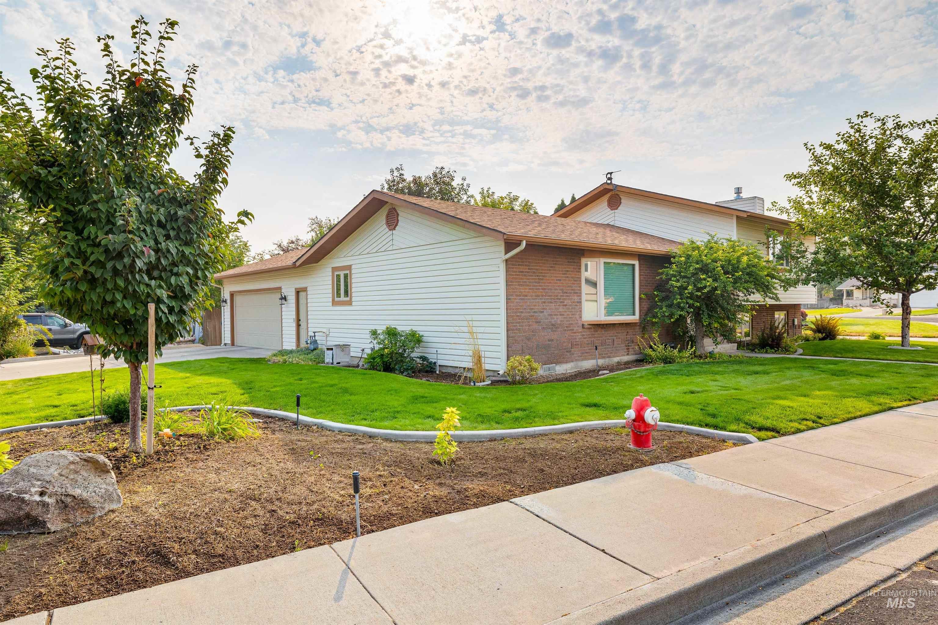 2271 Sherwood Dr., Twin Falls, Idaho 83301, 3 Bedrooms, 3 Bathrooms, Residential For Sale, Price $429,900,MLS 98997166