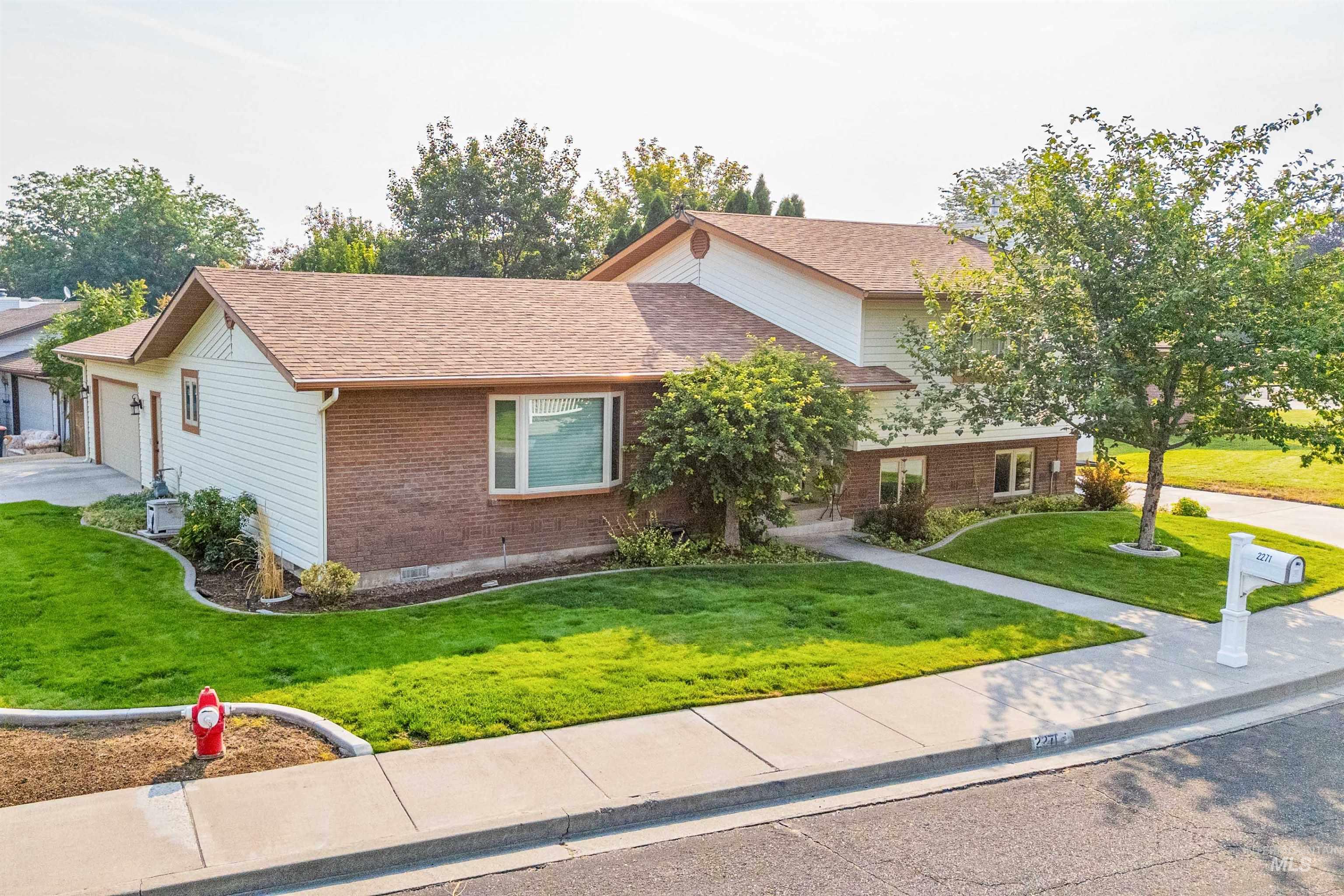 2271 Sherwood Dr., Twin Falls, Idaho 83301, 3 Bedrooms, 3 Bathrooms, Residential For Sale, Price $429,900,MLS 98997166