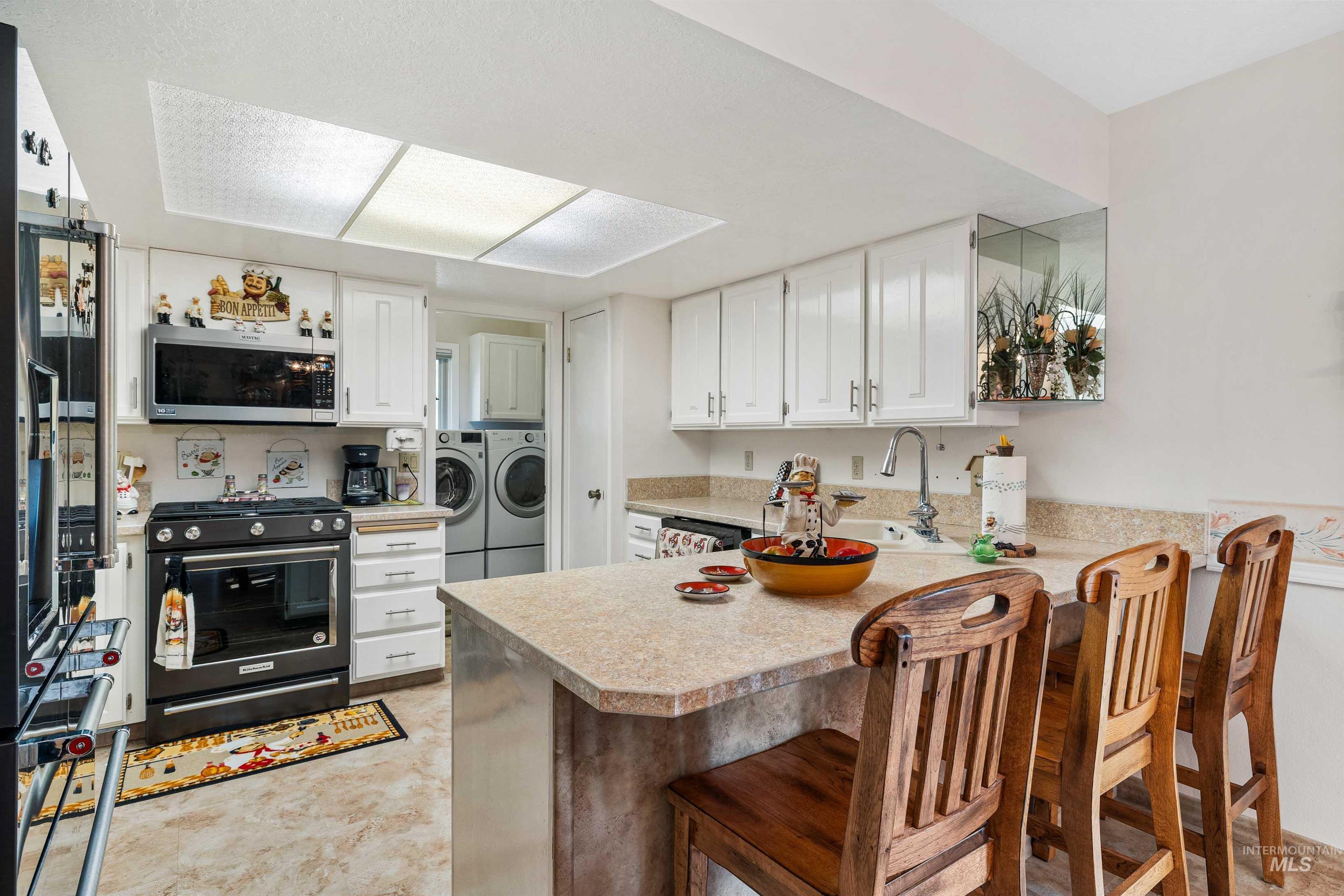 2271 Sherwood Dr., Twin Falls, Idaho 83301, 3 Bedrooms, 3 Bathrooms, Residential For Sale, Price $429,900,MLS 98997166