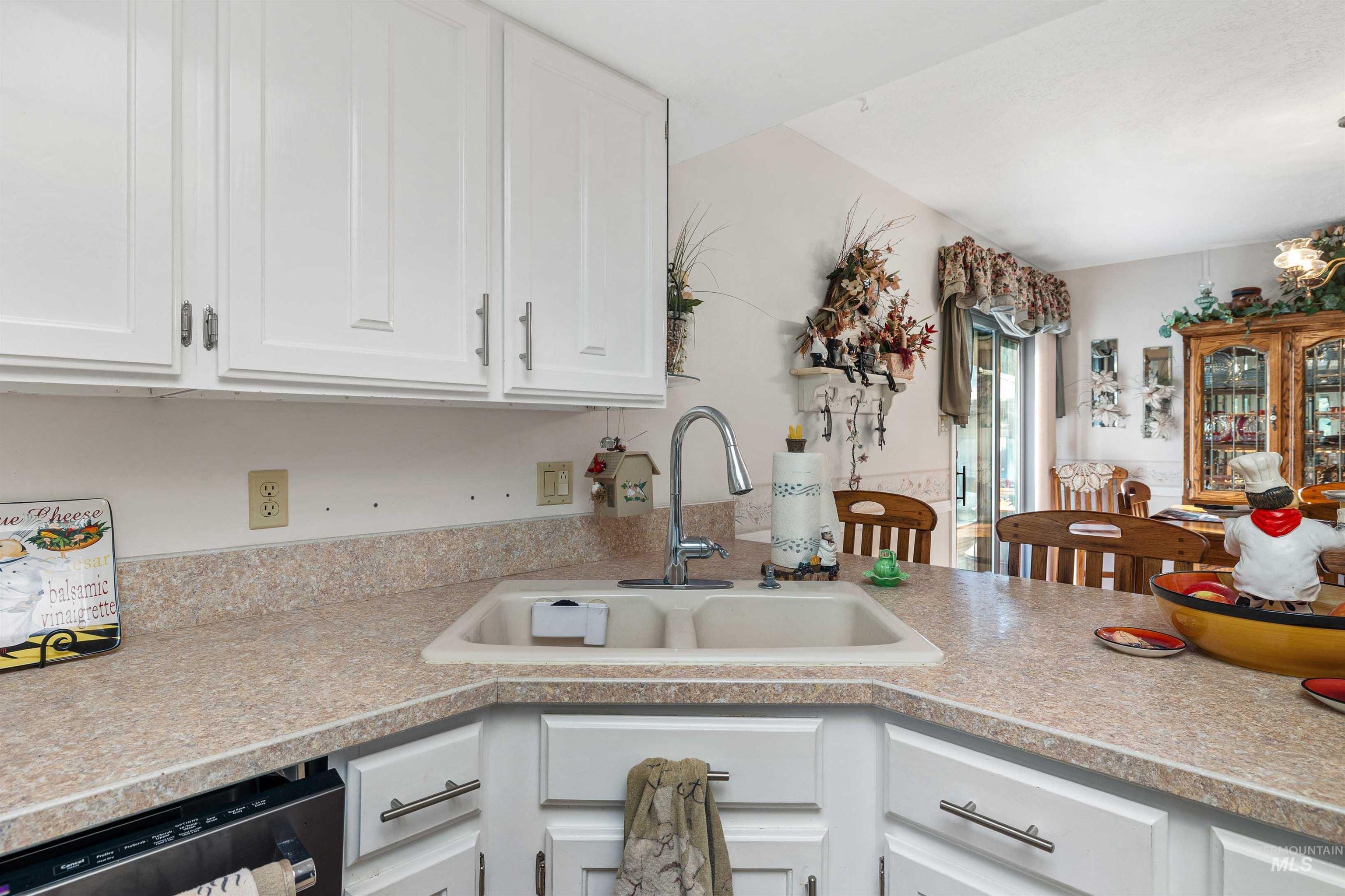 2271 Sherwood Dr., Twin Falls, Idaho 83301, 3 Bedrooms, 3 Bathrooms, Residential For Sale, Price $429,900,MLS 98997166