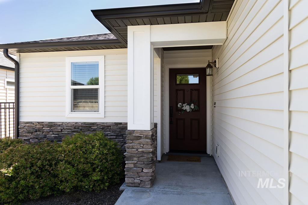 2046 S Hills Ave, Meridian, Idaho 83642, 2 Bedrooms, 2 Bathrooms, Residential For Sale, Price $424,900,MLS 98997175