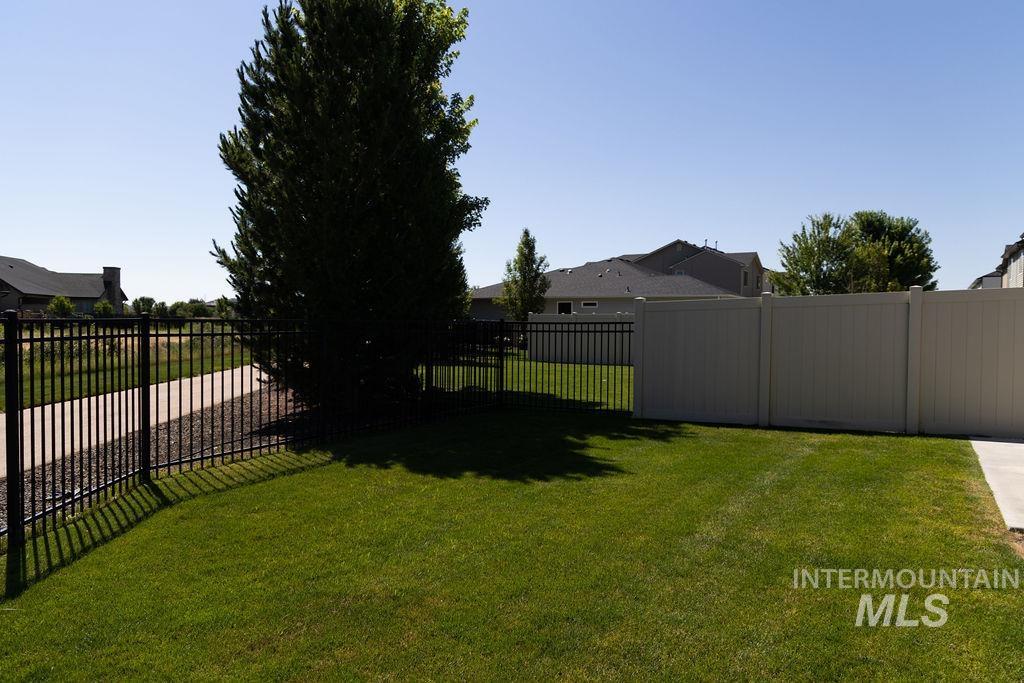 2046 S Hills Ave, Meridian, Idaho 83642, 2 Bedrooms, 2 Bathrooms, Residential For Sale, Price $424,900,MLS 98997175