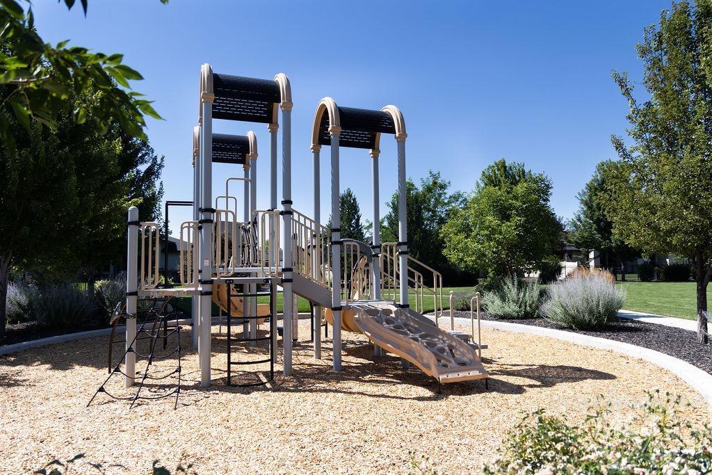 2046 S Hills Ave, Meridian, Idaho 83642, 2 Bedrooms, 2 Bathrooms, Residential For Sale, Price $424,900,MLS 98997175