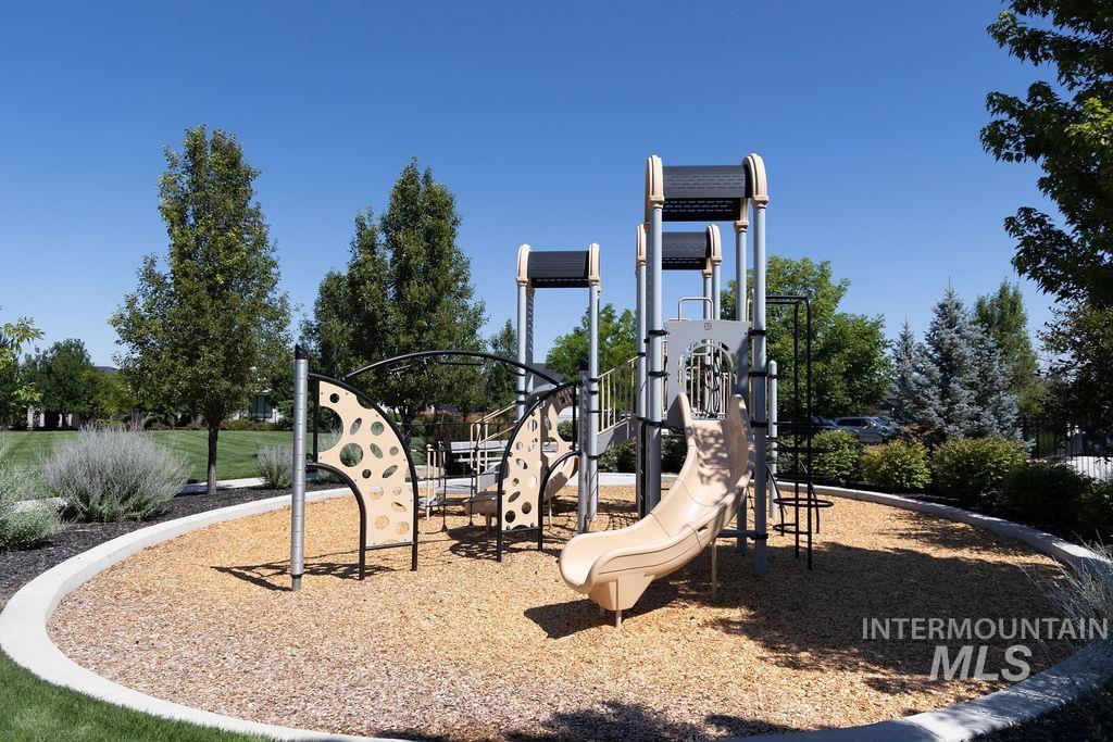 2046 S Hills Ave, Meridian, Idaho 83642, 2 Bedrooms, 2 Bathrooms, Residential For Sale, Price $424,900,MLS 98997175