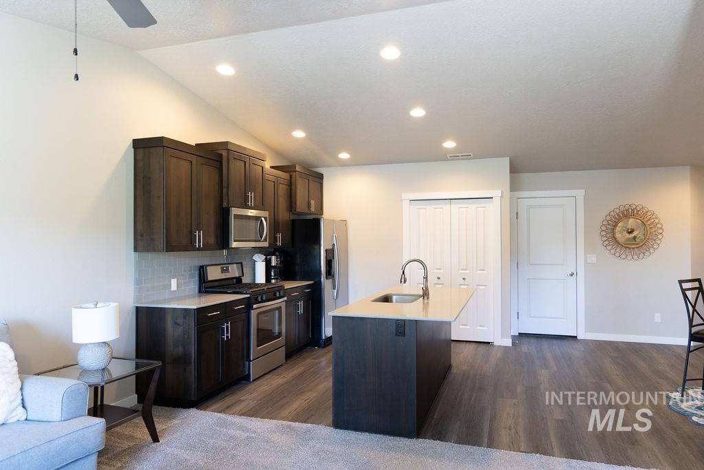 2046 S Hills Ave, Meridian, Idaho 83642, 2 Bedrooms, 2 Bathrooms, Residential For Sale, Price $424,900,MLS 98997175