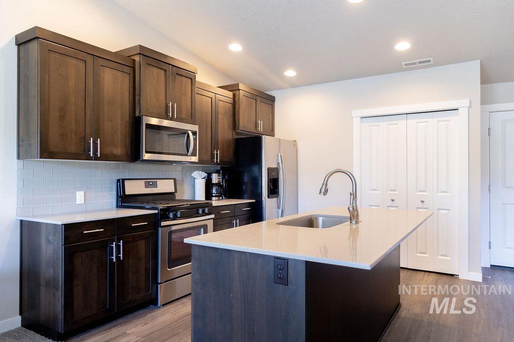 2046 S Hills Ave, Meridian, Idaho 83642, 2 Bedrooms, 2 Bathrooms, Residential For Sale, Price $424,900,MLS 98997175