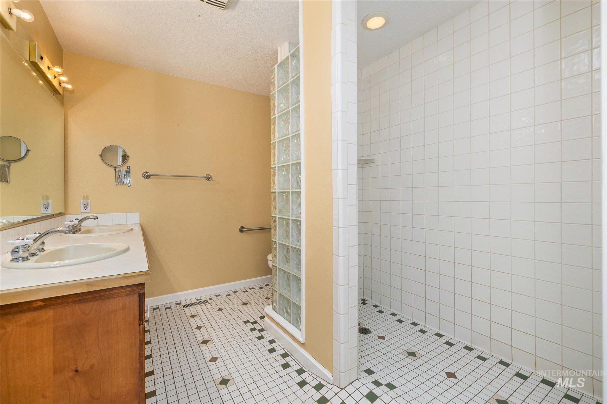 5810 W Castle Drive, Boise, Idaho 83703, 3 Bedrooms, 2 Bathrooms, Residential For Sale, Price $899,000,MLS 98997177