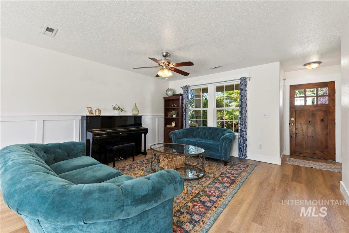 335 E Willowcreek Dr, Middleton, Idaho 83644, 3 Bedrooms, 2.5 Bathrooms, Residential For Sale, Price $419,990,MLS 98997185