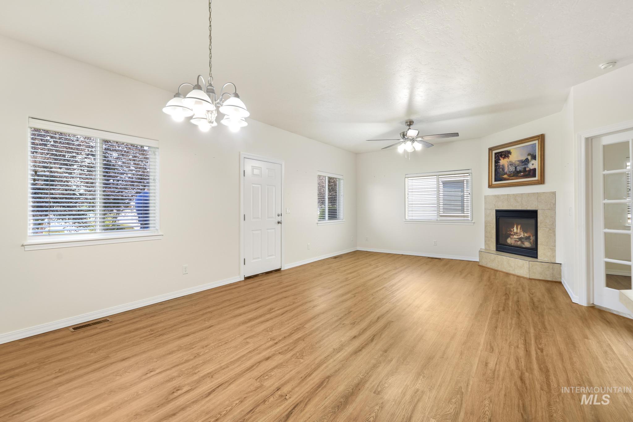167 New Hampshire Way, Twin Falls, Idaho 83301, 2 Bedrooms, 2 Bathrooms, Residential For Sale, Price $315,000,MLS 98997186