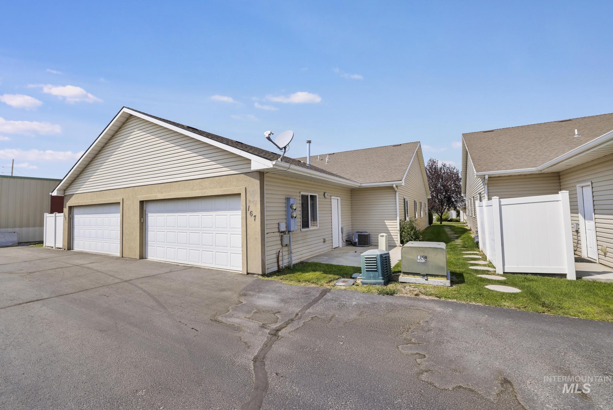 167 New Hampshire Way, Twin Falls, Idaho 83301, 2 Bedrooms, 2 Bathrooms, Residential For Sale, Price $315,000,MLS 98997186