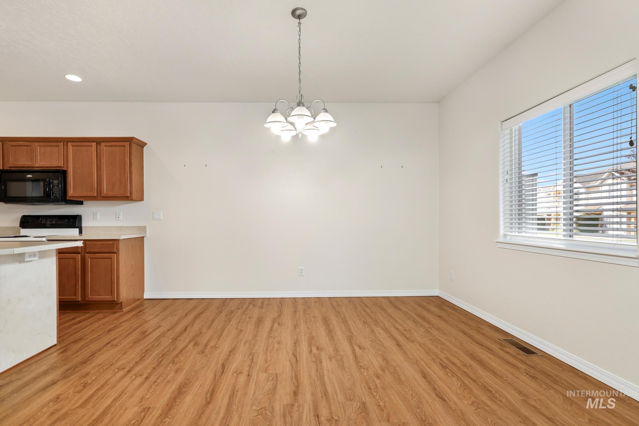 167 New Hampshire Way, Twin Falls, Idaho 83301, 2 Bedrooms, 2 Bathrooms, Residential For Sale, Price $315,000,MLS 98997186