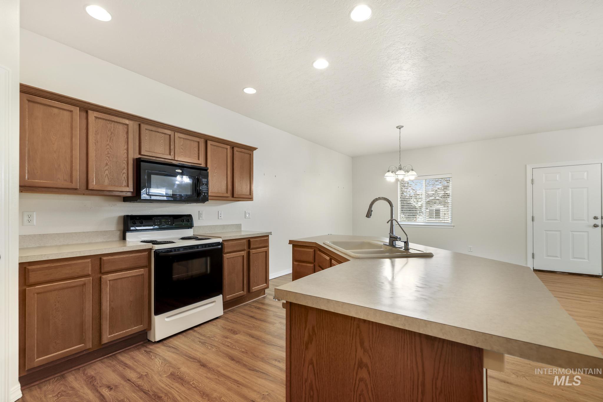 167 New Hampshire Way, Twin Falls, Idaho 83301, 2 Bedrooms, 2 Bathrooms, Residential For Sale, Price $315,000,MLS 98997186