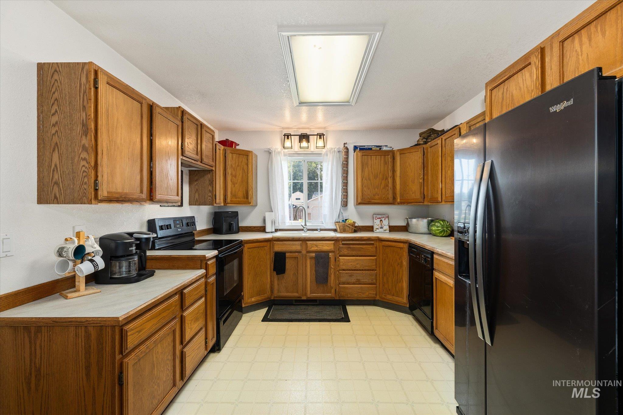3971 W Sugar Creek Dr, Meridian, Idaho 83646, 3 Bedrooms, 2 Bathrooms, Residential For Sale, Price $415,500, 98997215