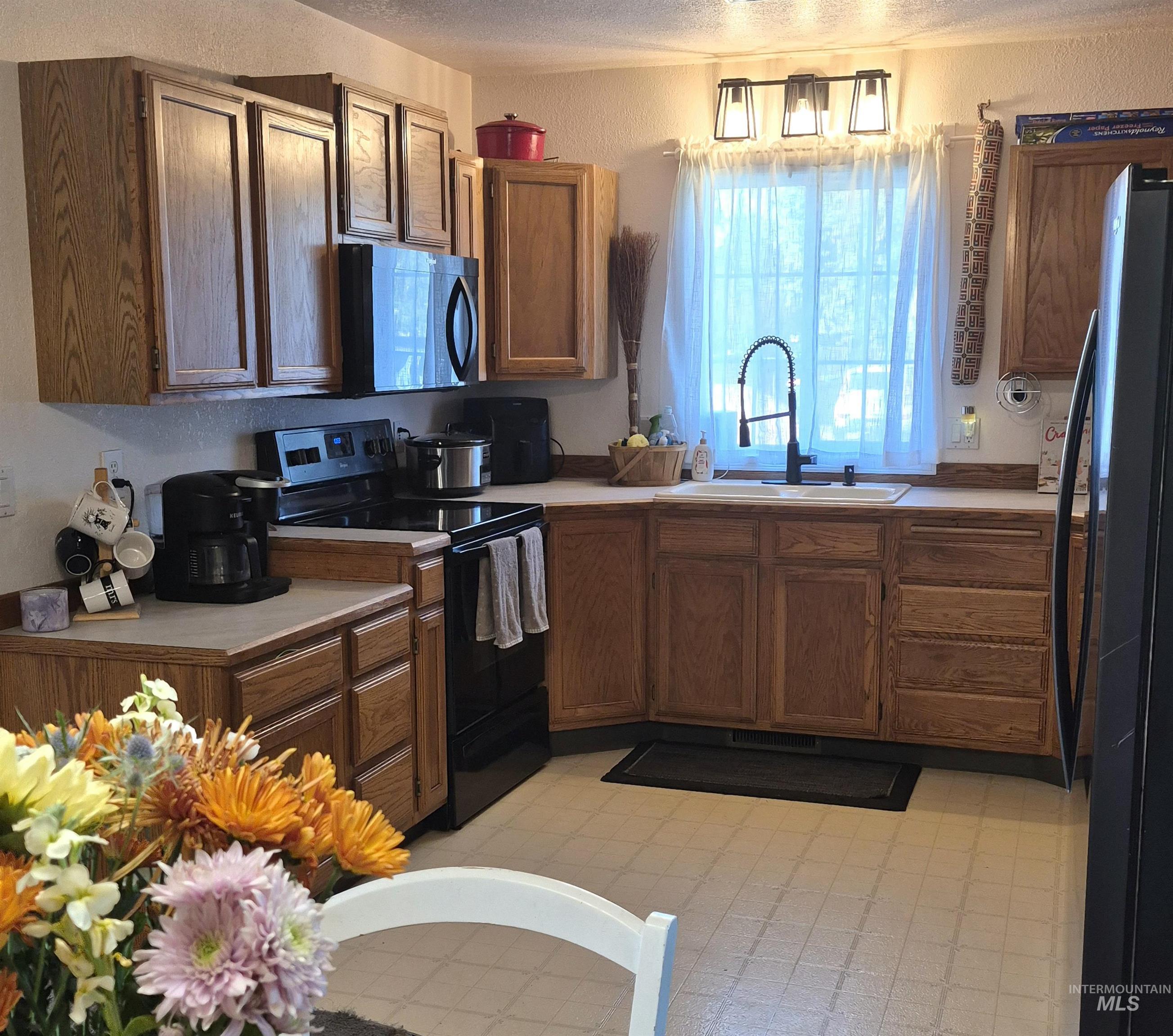 3971 W Sugar Creek Dr, Meridian, Idaho 83646, 3 Bedrooms, 2 Bathrooms, Residential For Sale, Price $399,900,MLS 98997215